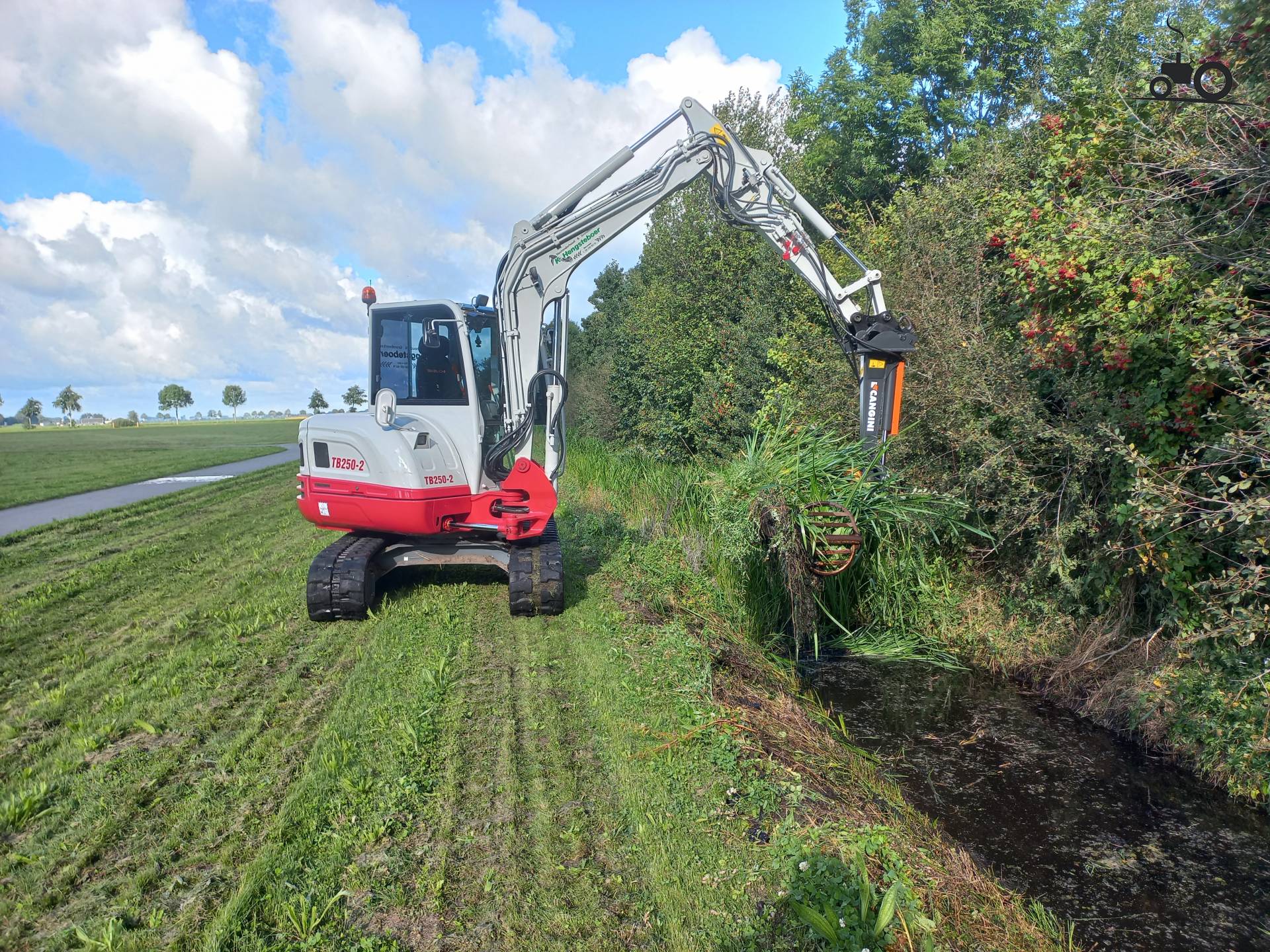 Takeuchi TB250-2 maaikorven actief
