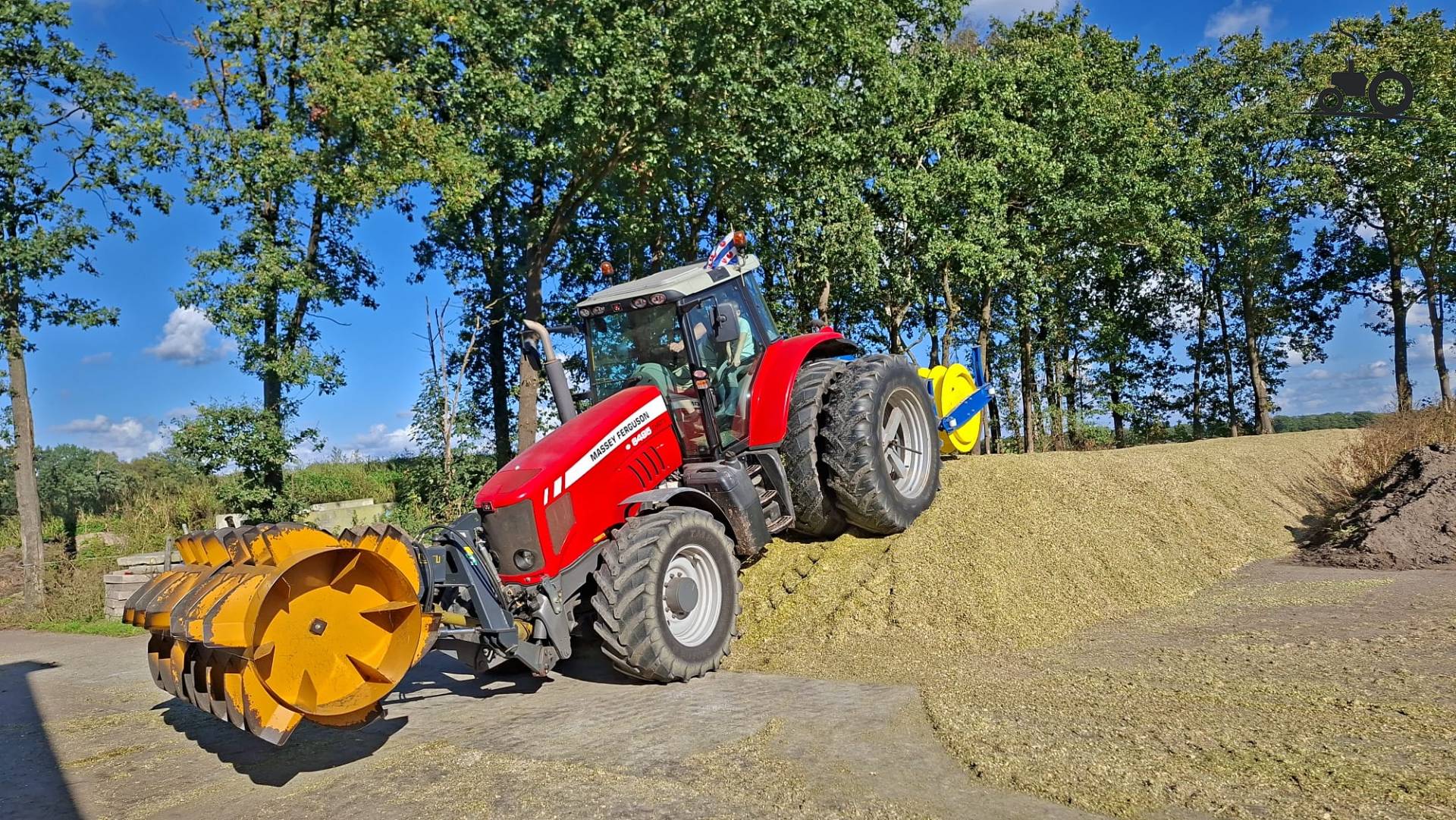 Massey Ferguson 6495 Dyna-6 tijdens maisbult aanrijden