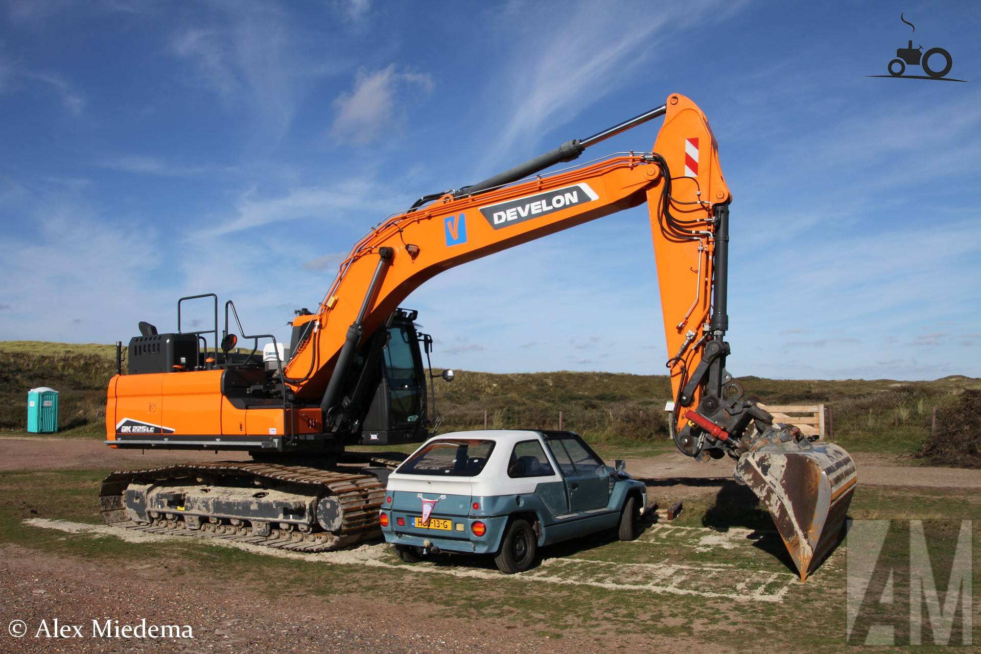 Develon DX 225 LC graafmachine bij De Slufter Texel