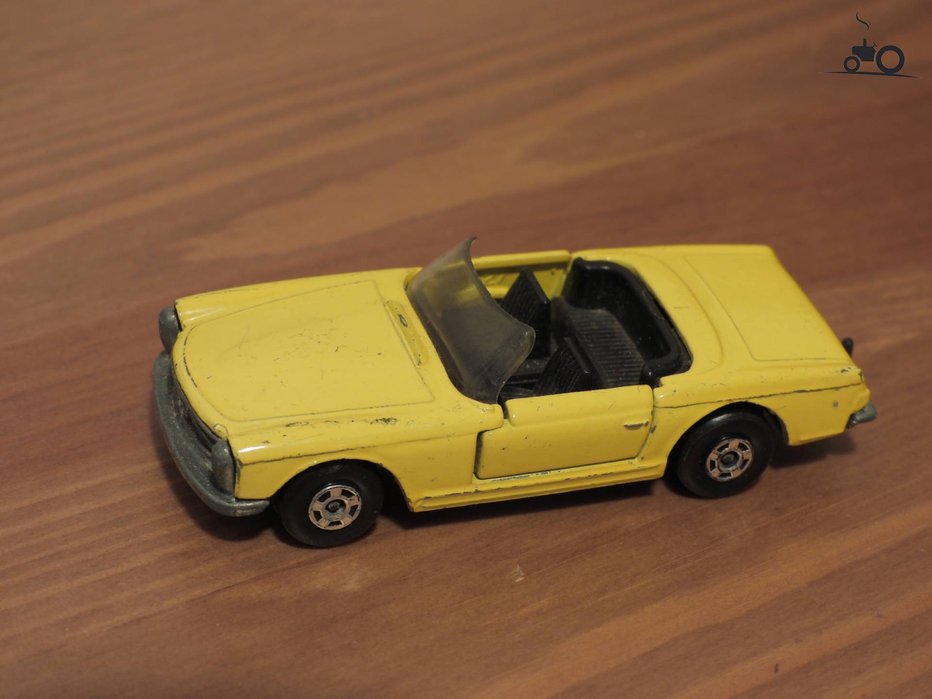 Mercedes-Benz 230 SL van Matchbox.