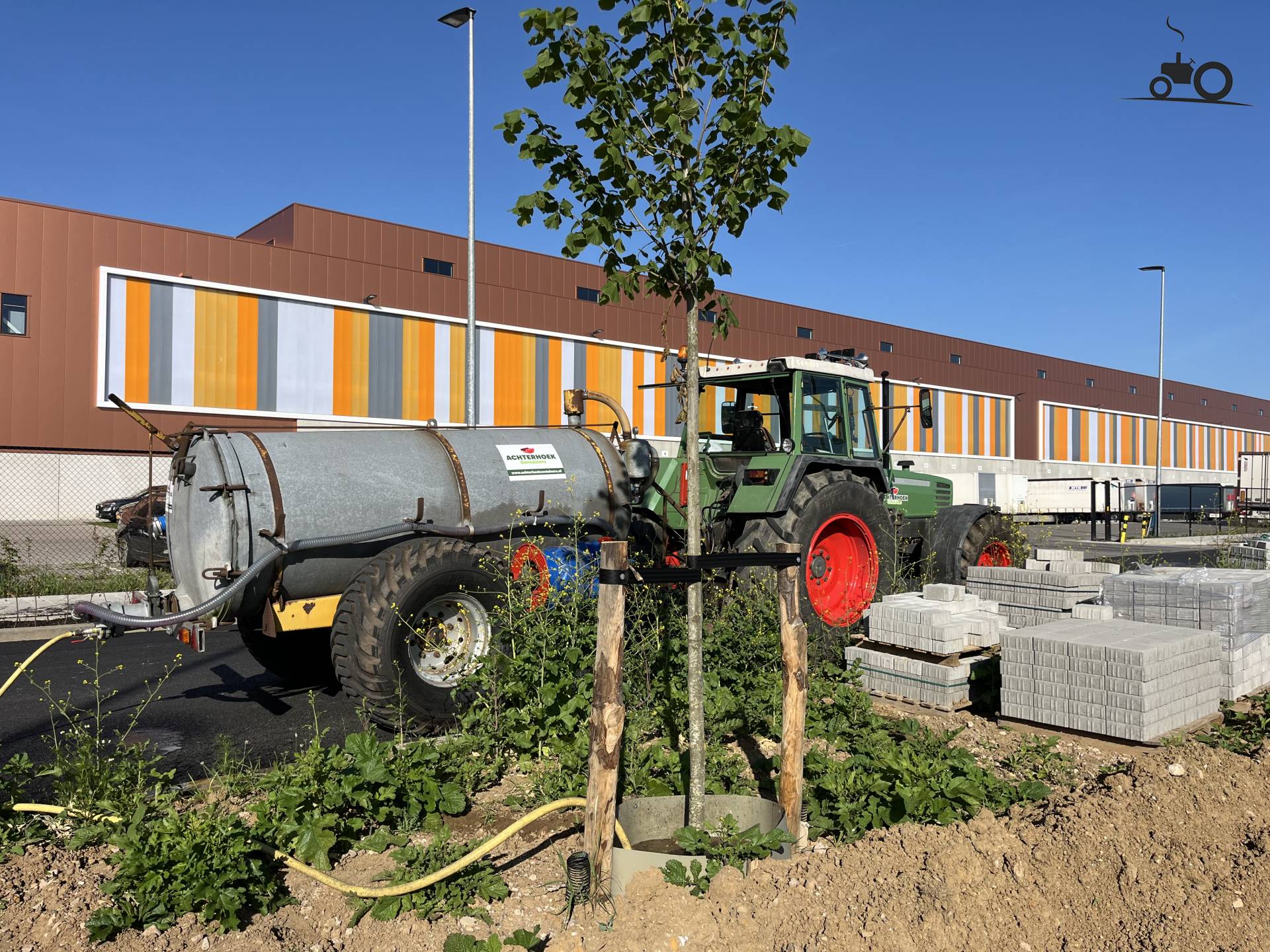 Water geven aan bomen met Fendt Farmer 312 LSA