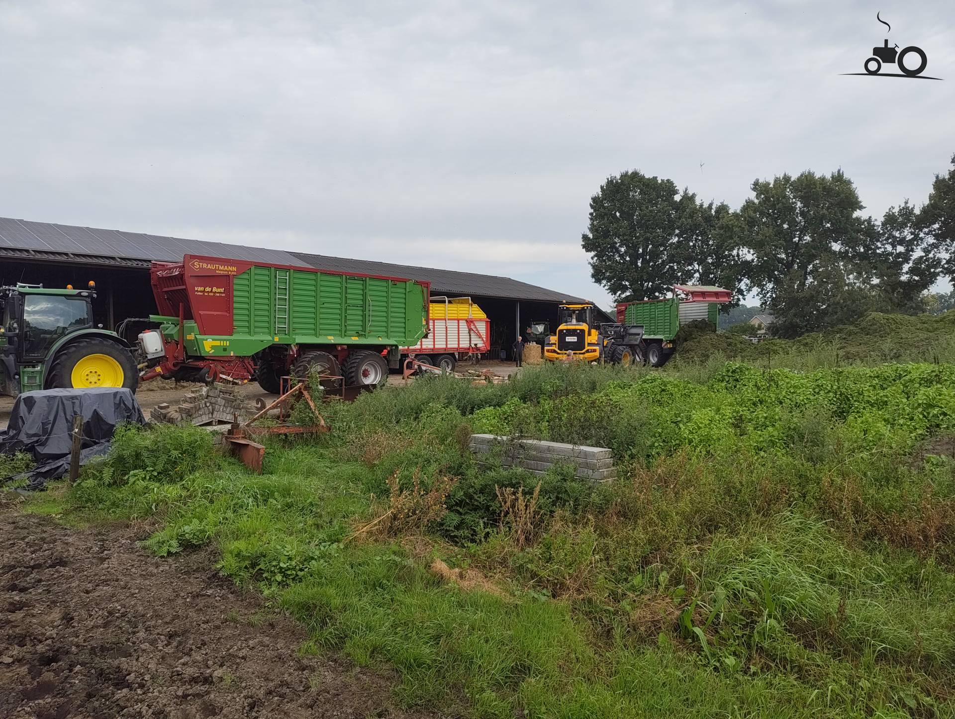 3 opraapwagens op het erf