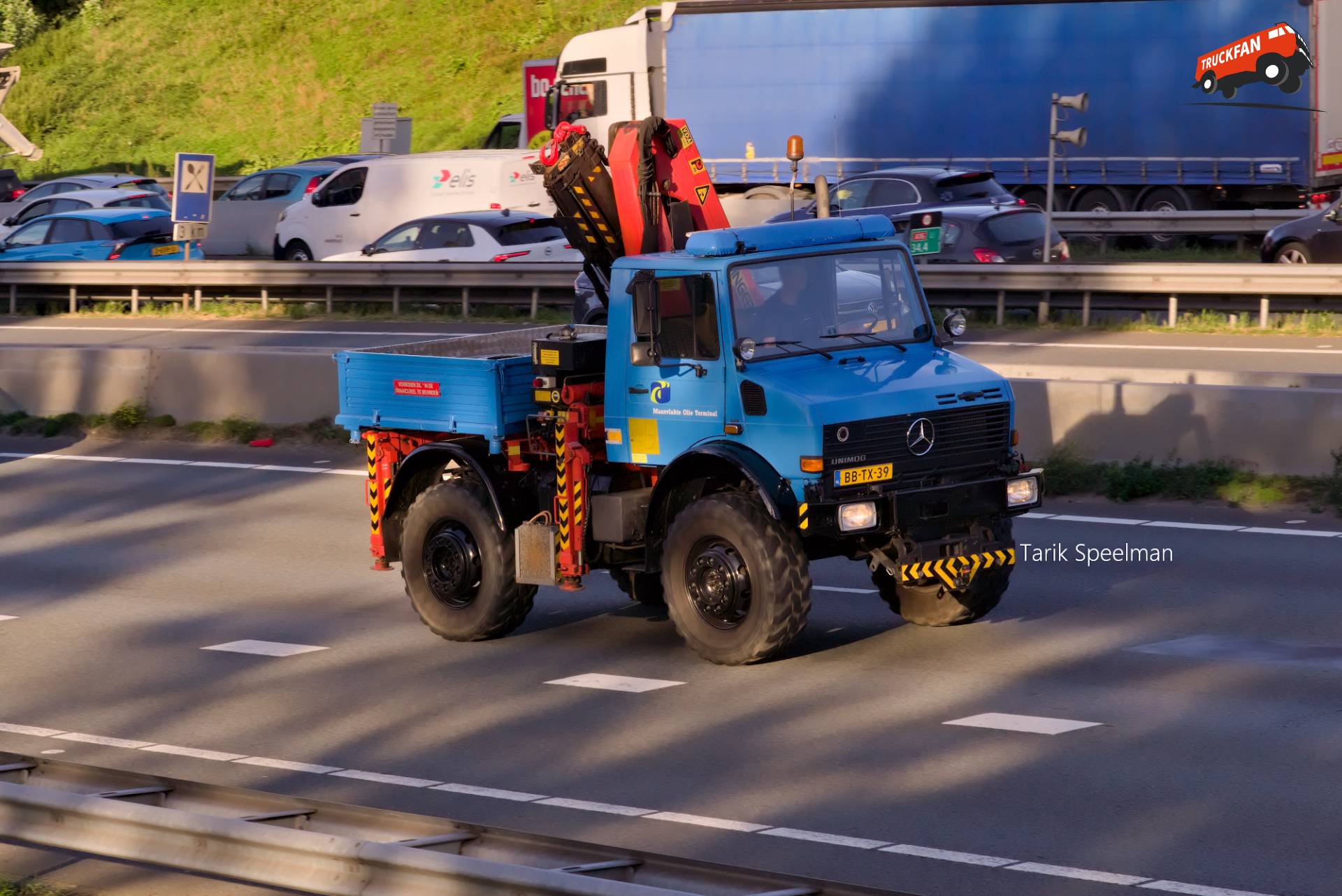 Unimog U 2100 met kenteken BB-TX-39 op A16