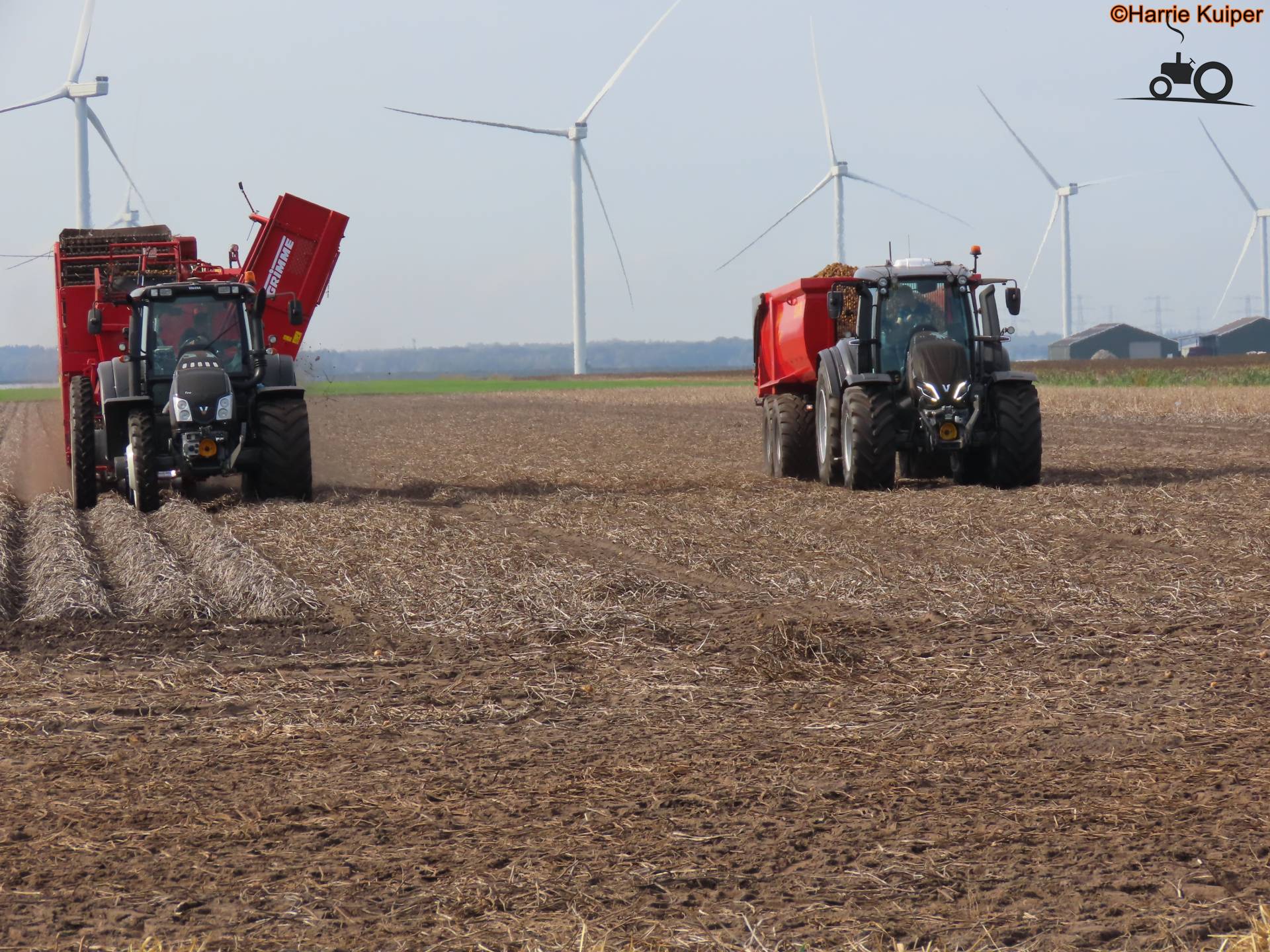 Valtra T213 met Grimme aardappelrooier