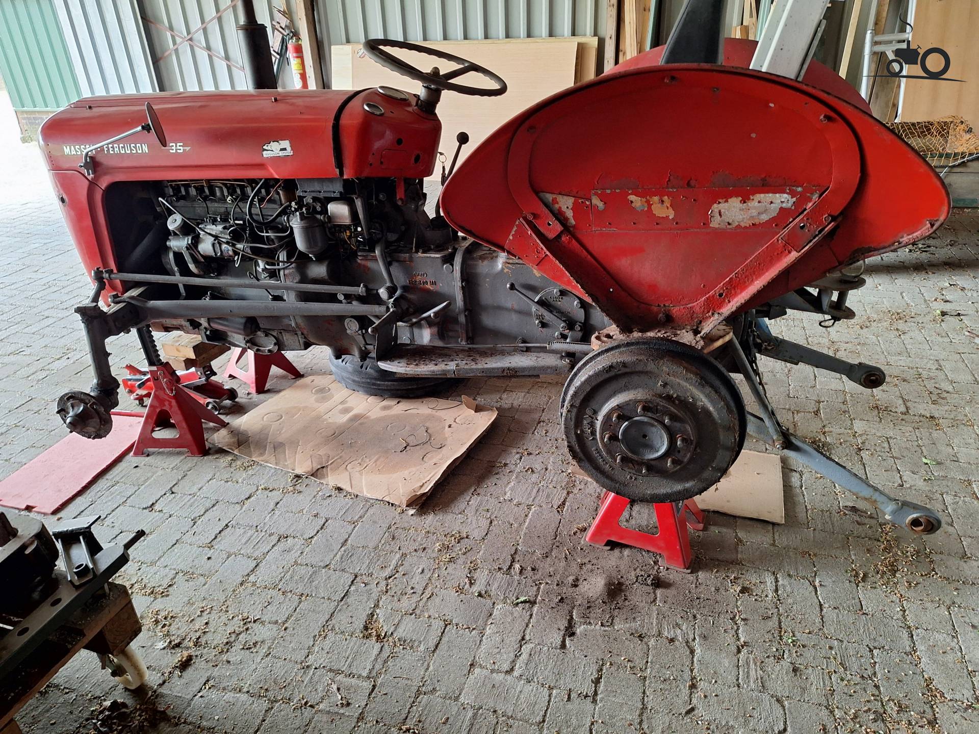 Gedeeltelijke ontmanteling van Ferguson tractor