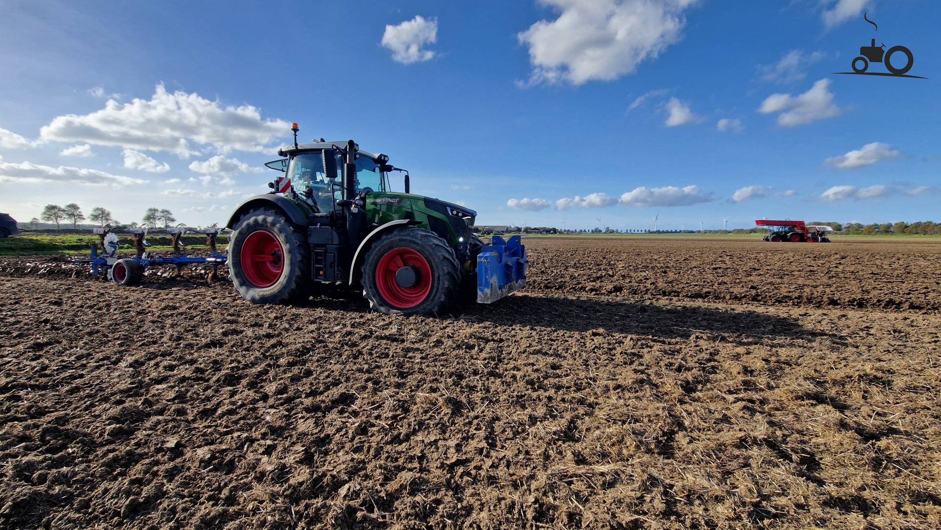 Fendt 942 tractor aan het ploegen
