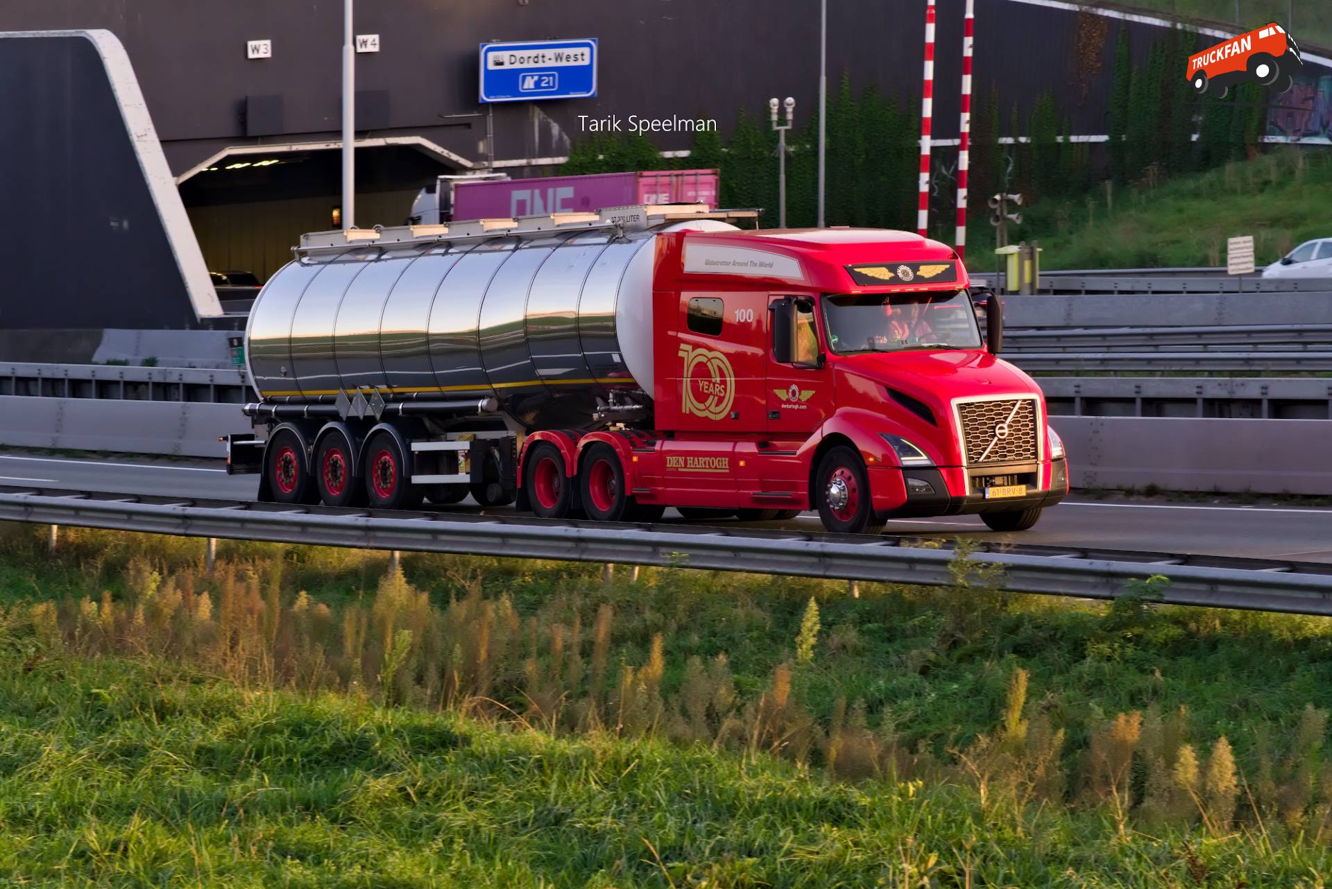 100, Volvo VNL Tanktransportwagen 61-BRV-8 op A16