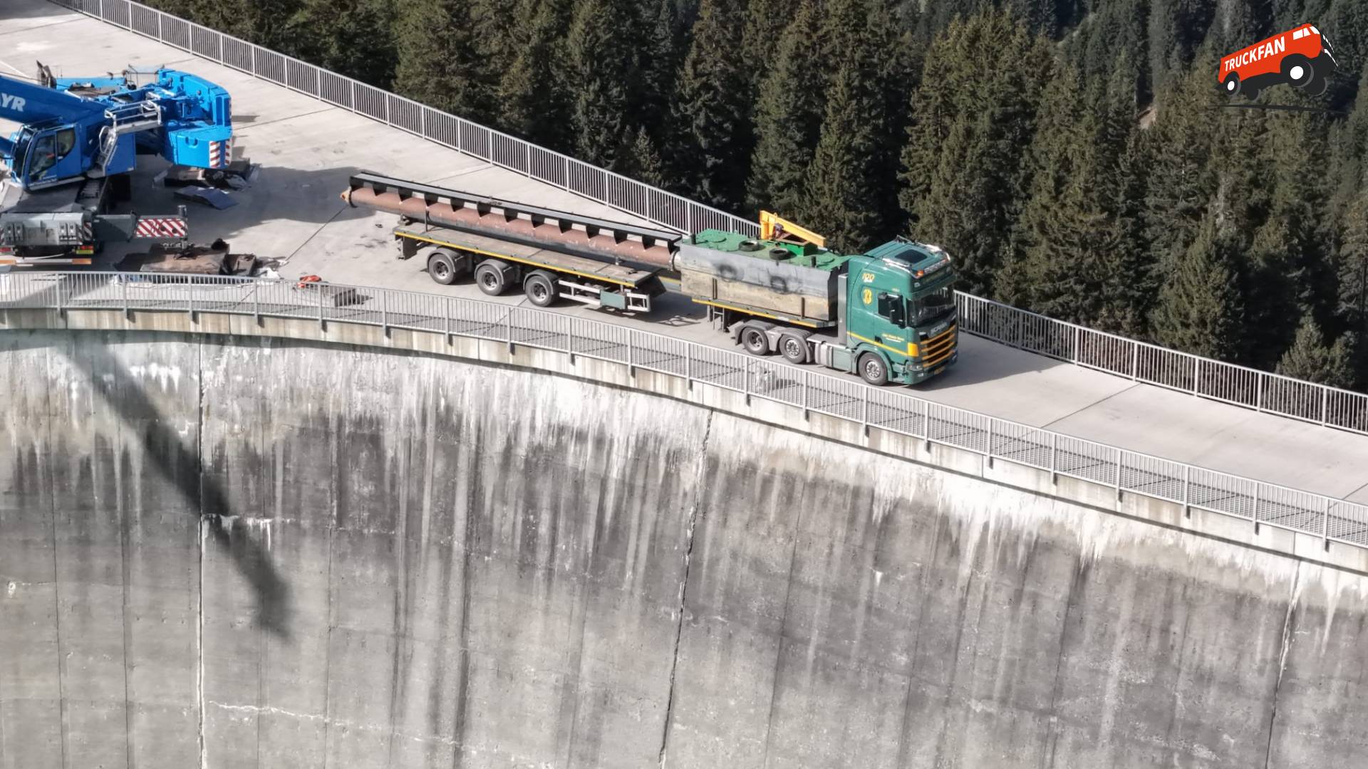 Scania 500R met zandzuigeronderdeel op stuwdam