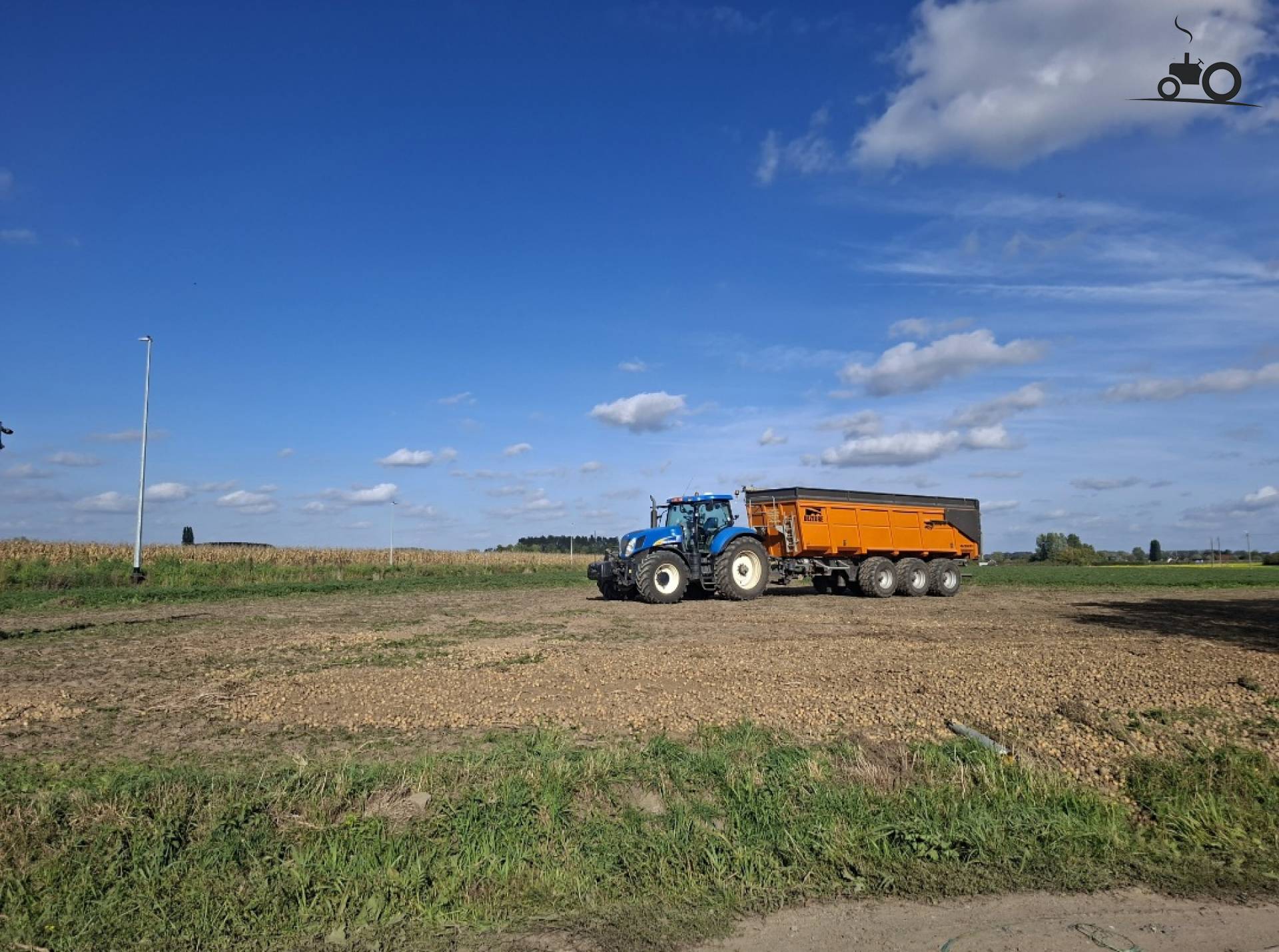 New Holland T7030 aan de overlaadplaats