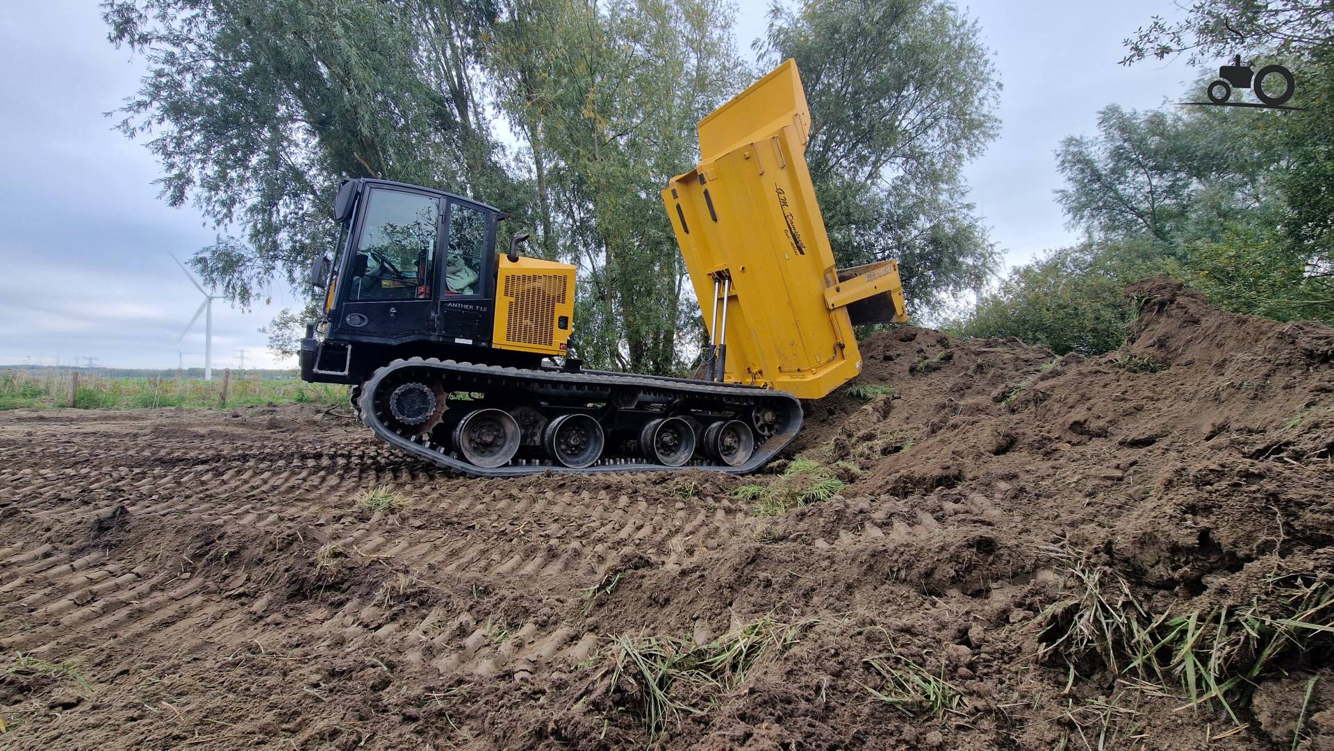 Prinoth rups dumper grond rijden