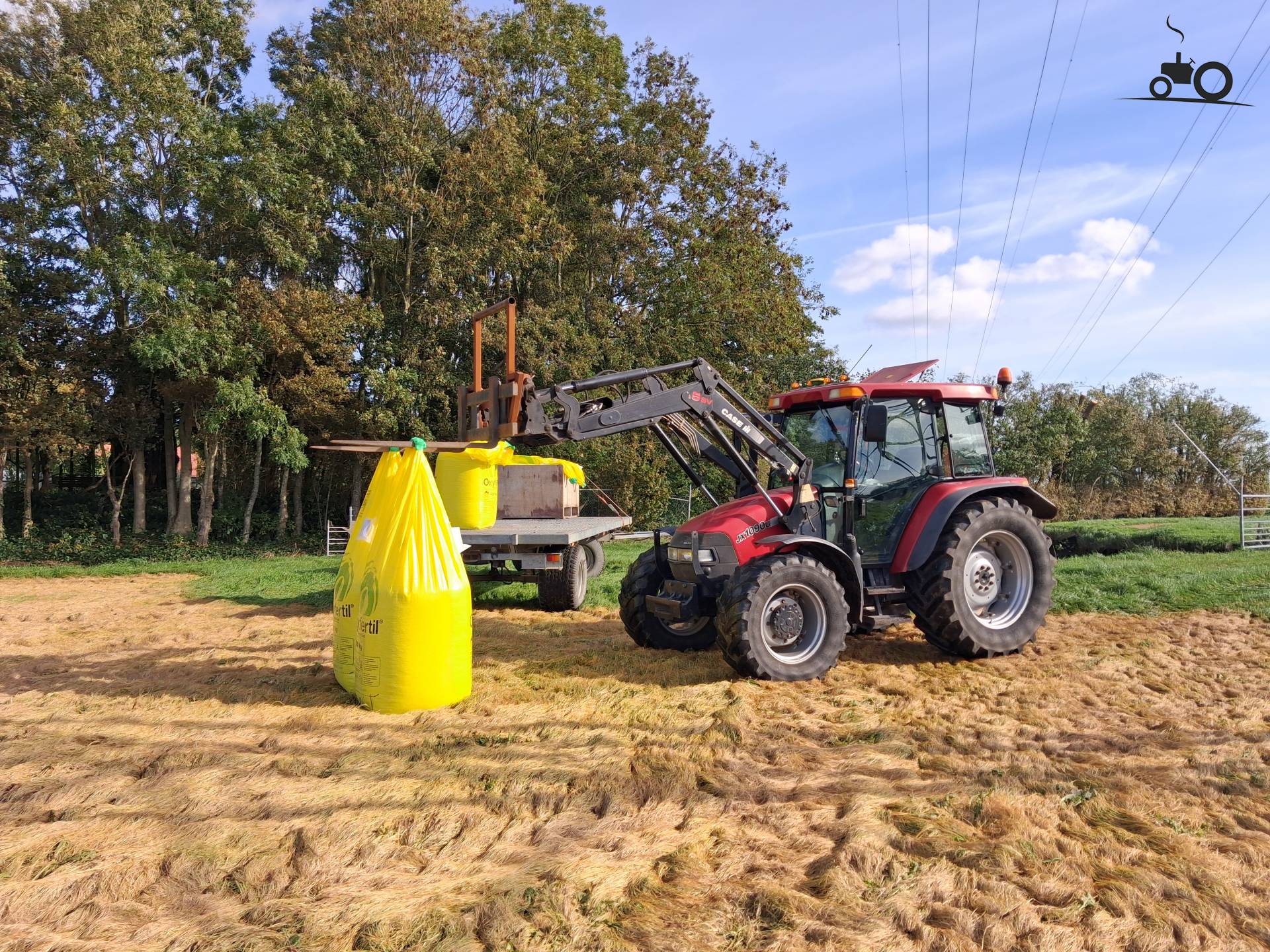 Case ih jx1090u die klaar staat om de kunstmeststrooier te vullen👌