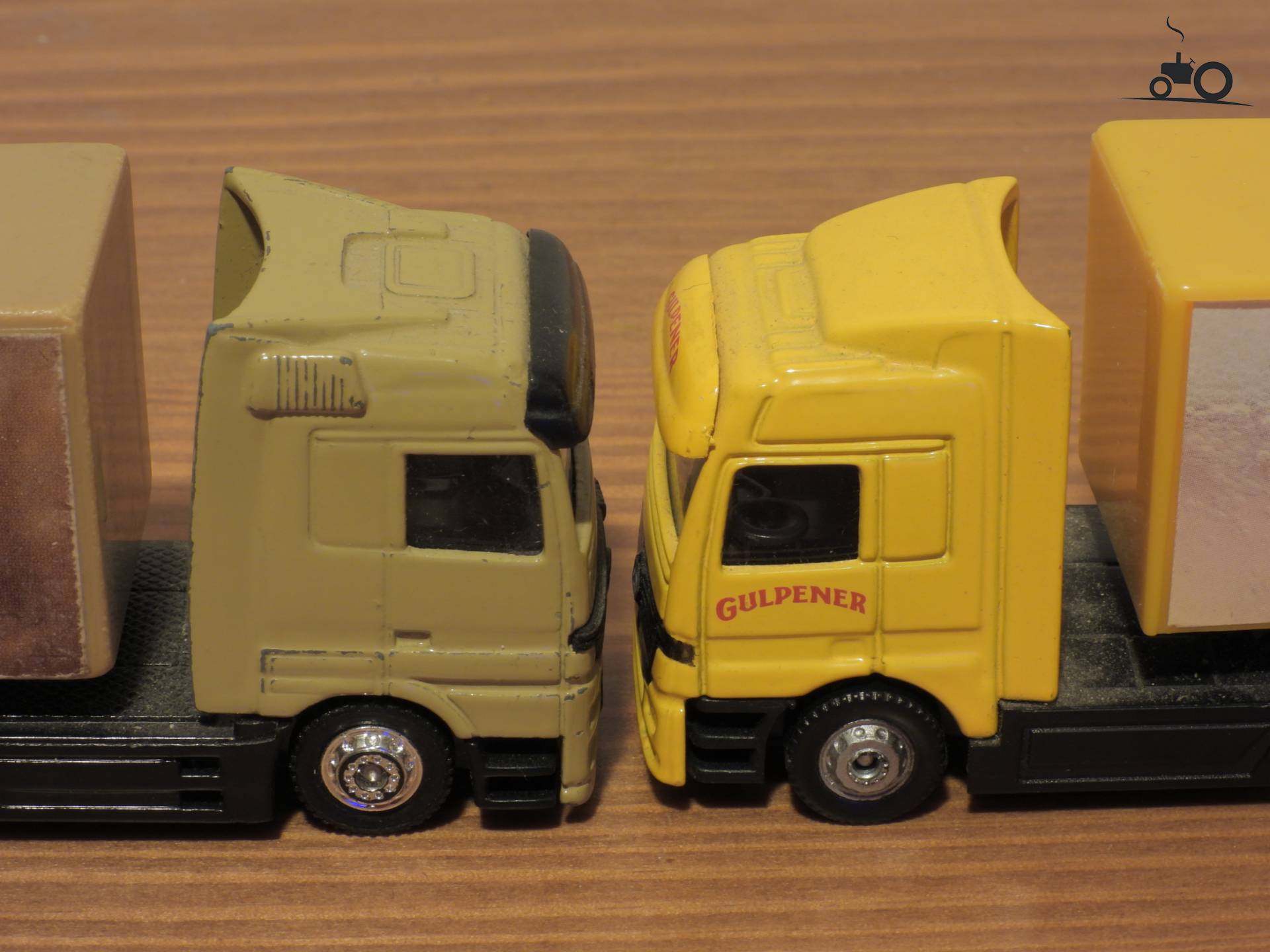 Twee verschillende Mercedes-Benz Actros.