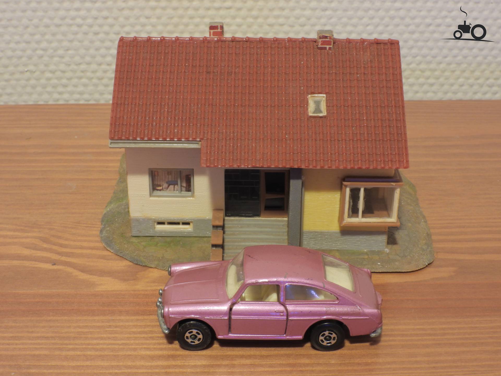Volkswagen 1600 TL geparkeerd voor een huis.