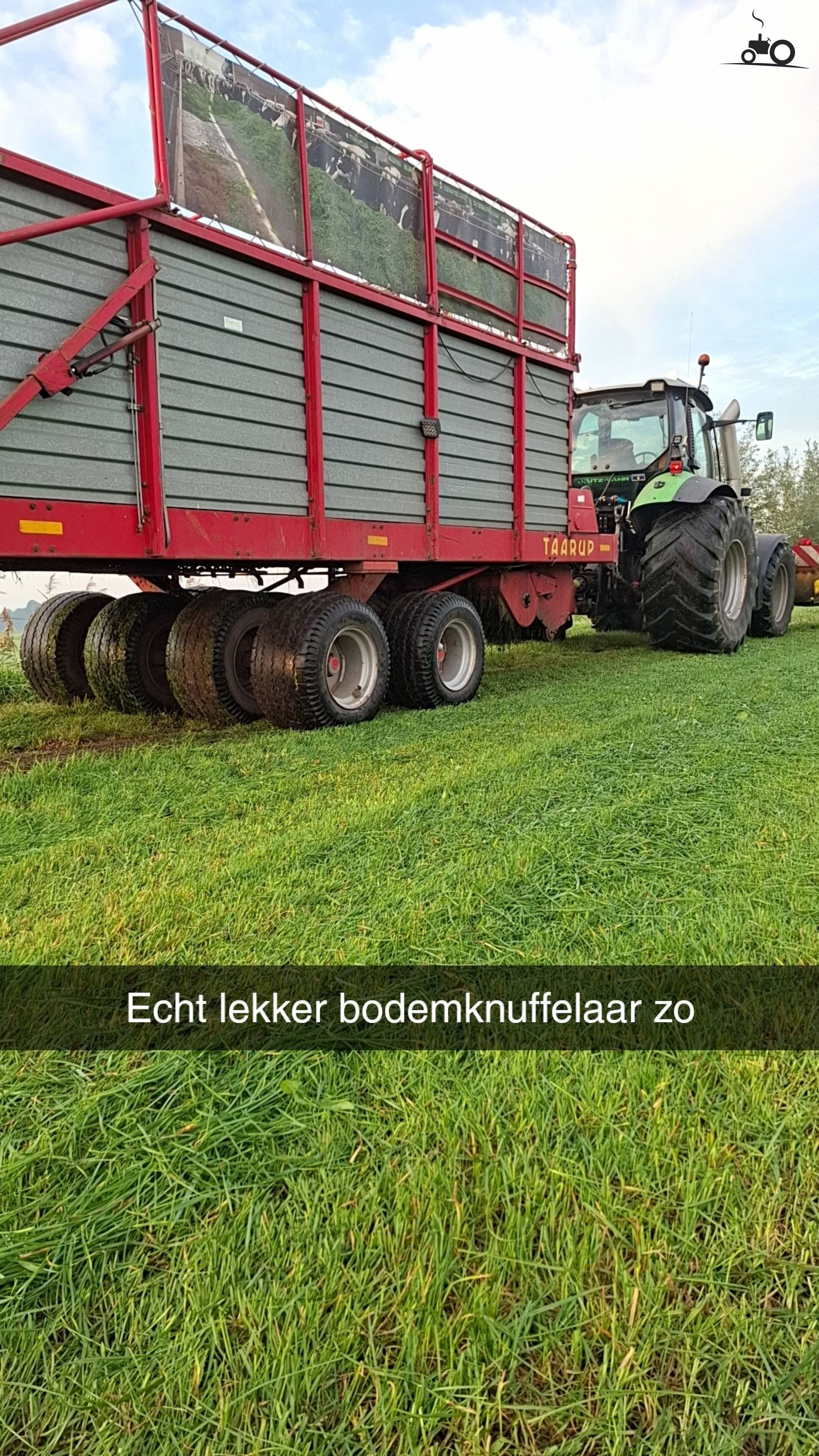 Taarup 1030 met 8-wielig onderstel en Deutz-Fahr Agrotron TTV 610