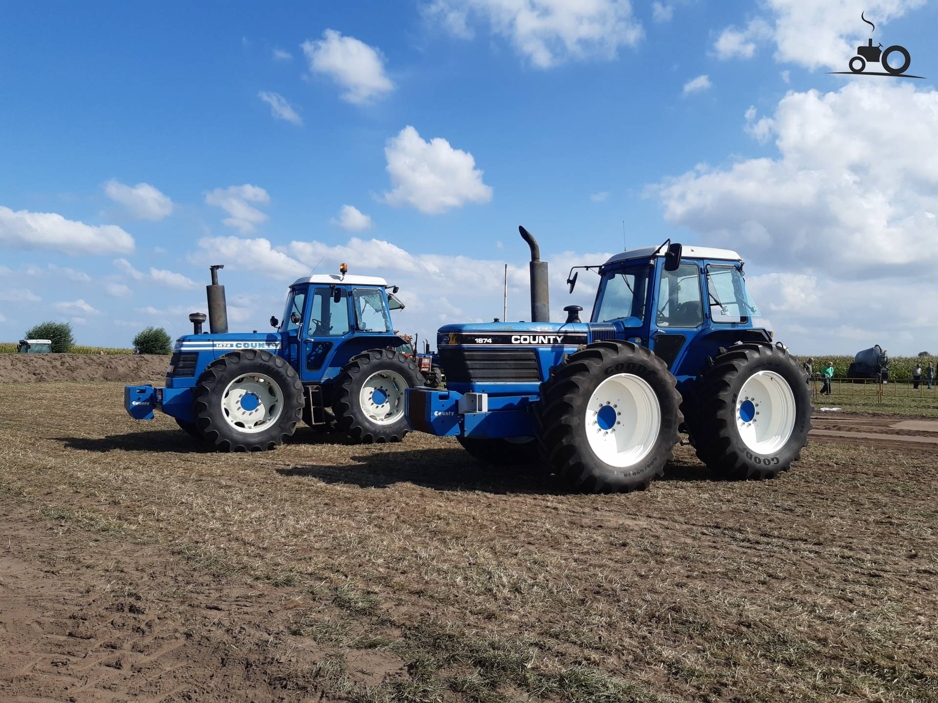 County 1474 Long Nose op Ford tractor