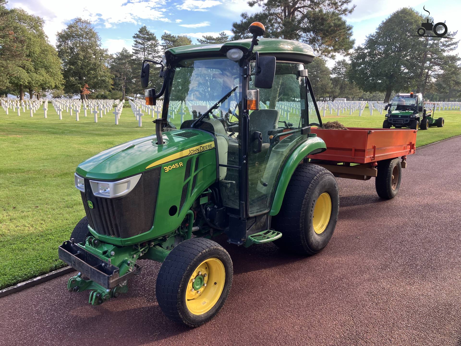 John Deere 3045R op een Amerikaanse begraafplaats in Normandië.