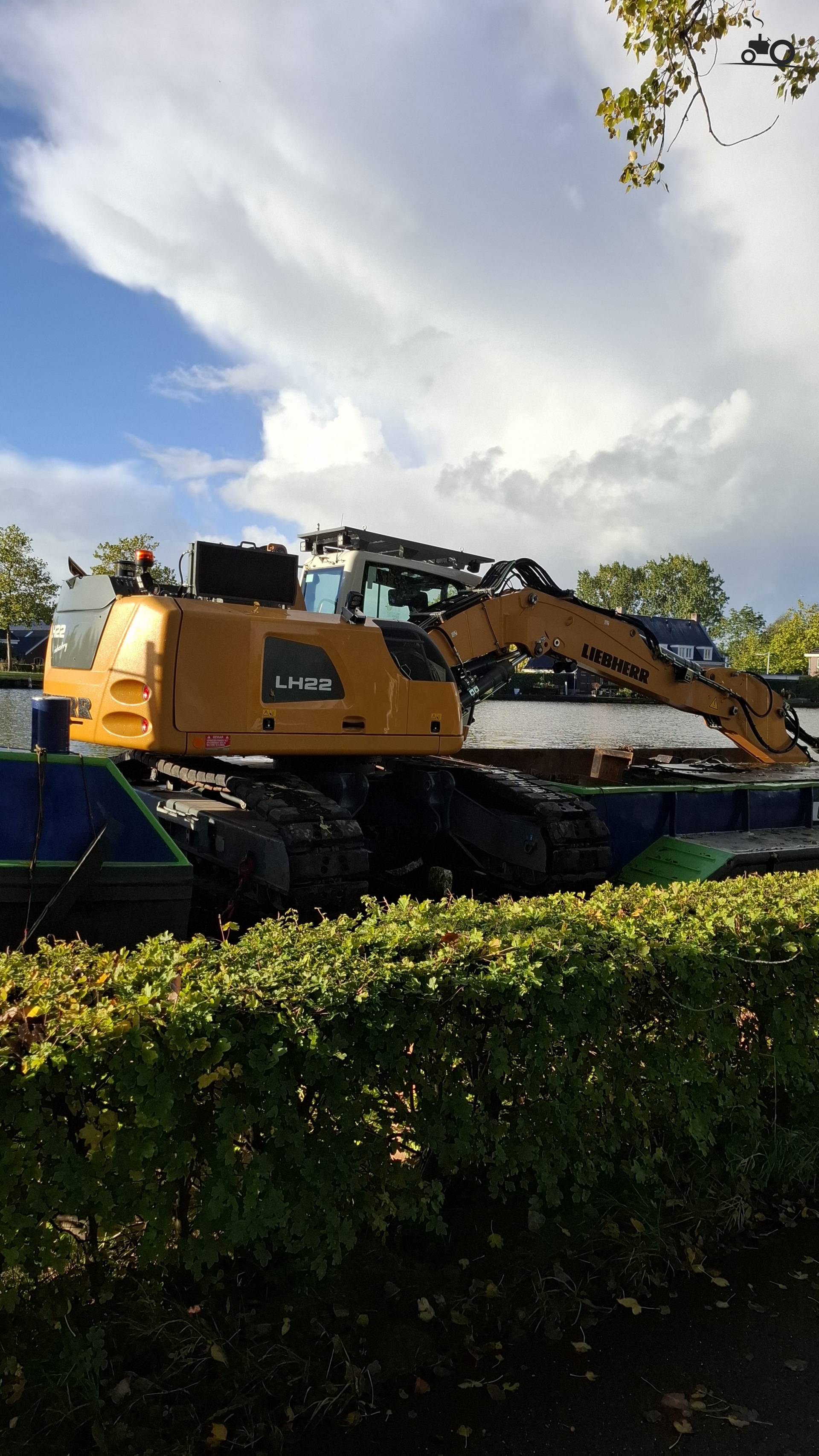 Liebherr LH 22 Ruko werk op schip in Oude Rijn