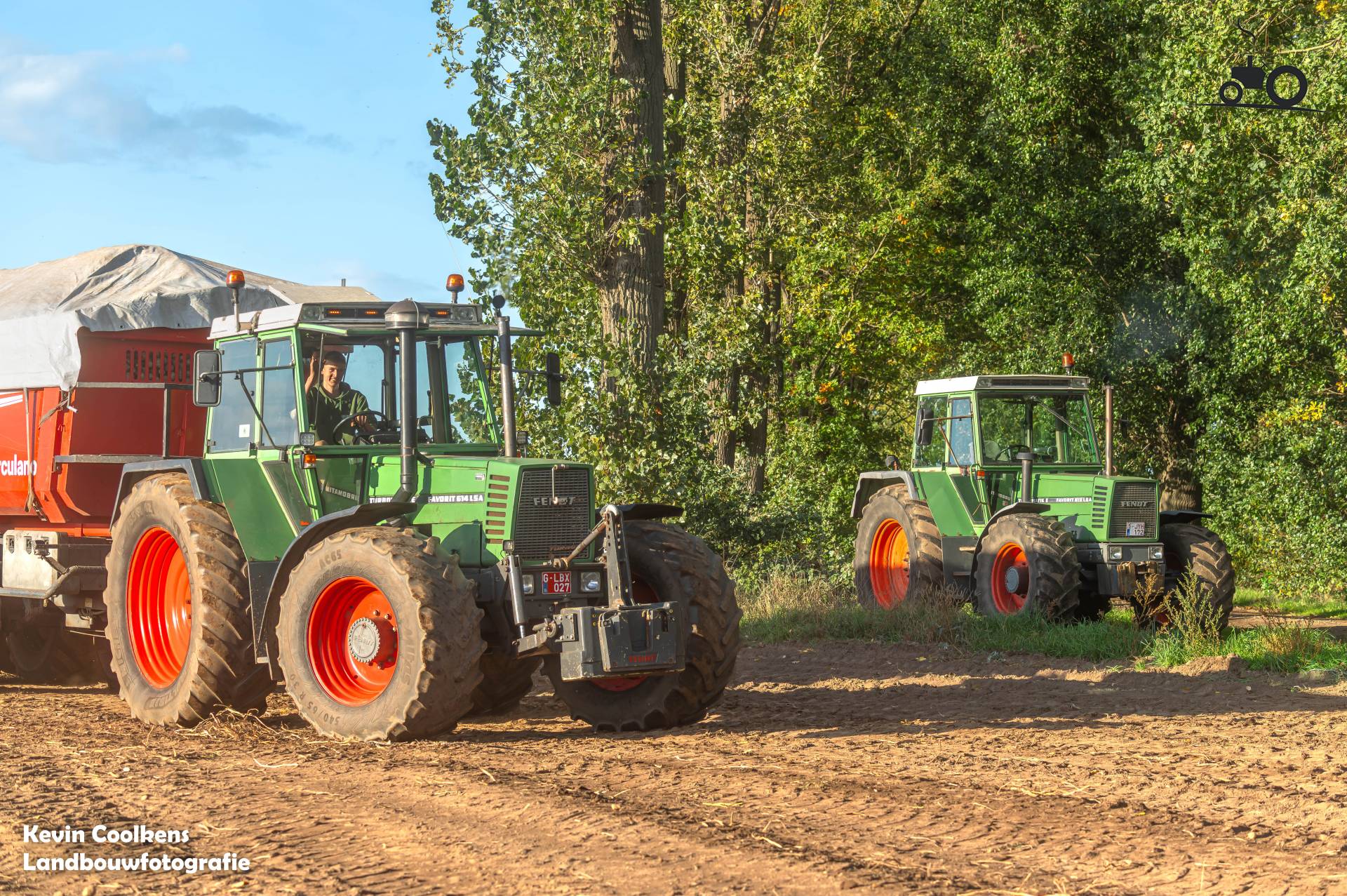 Twee landbouwmachines naast elkaar op veld