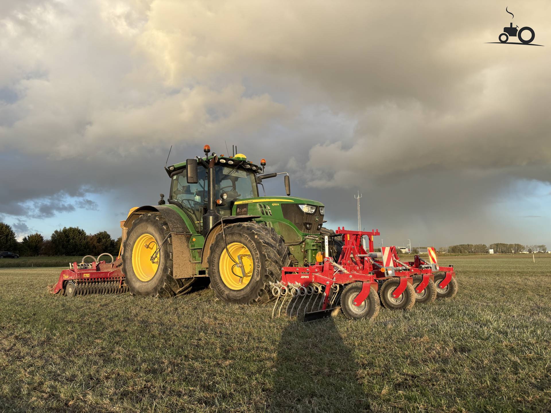 John Deere 6155R bij gras doorzaaien