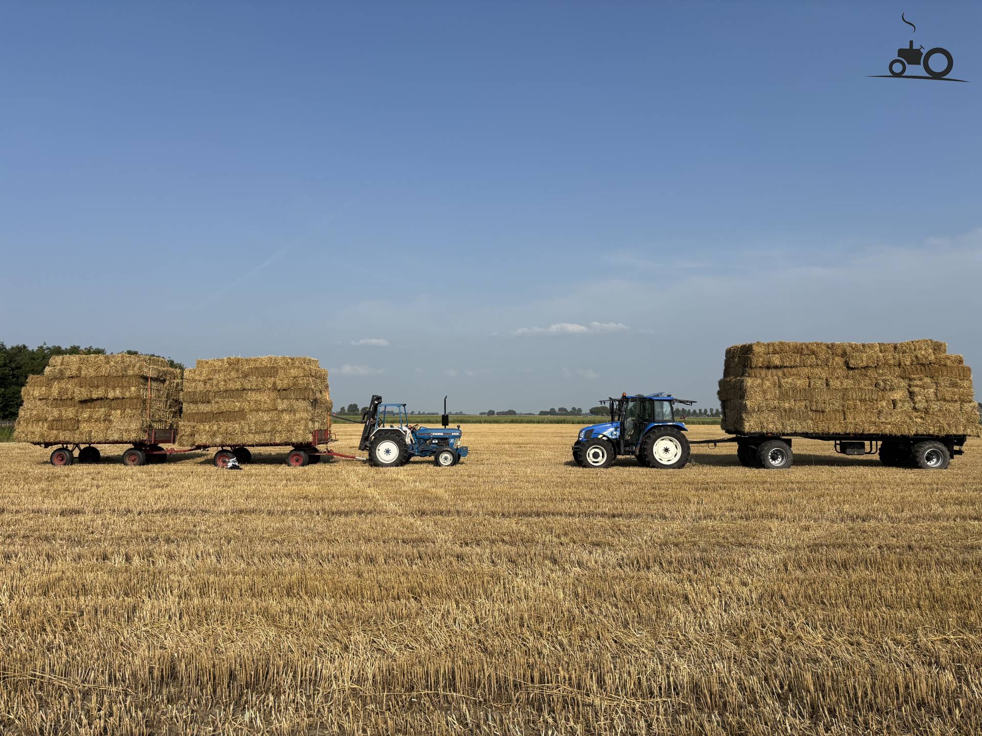 Ford en New Holland met Miedema wagens en strobalen