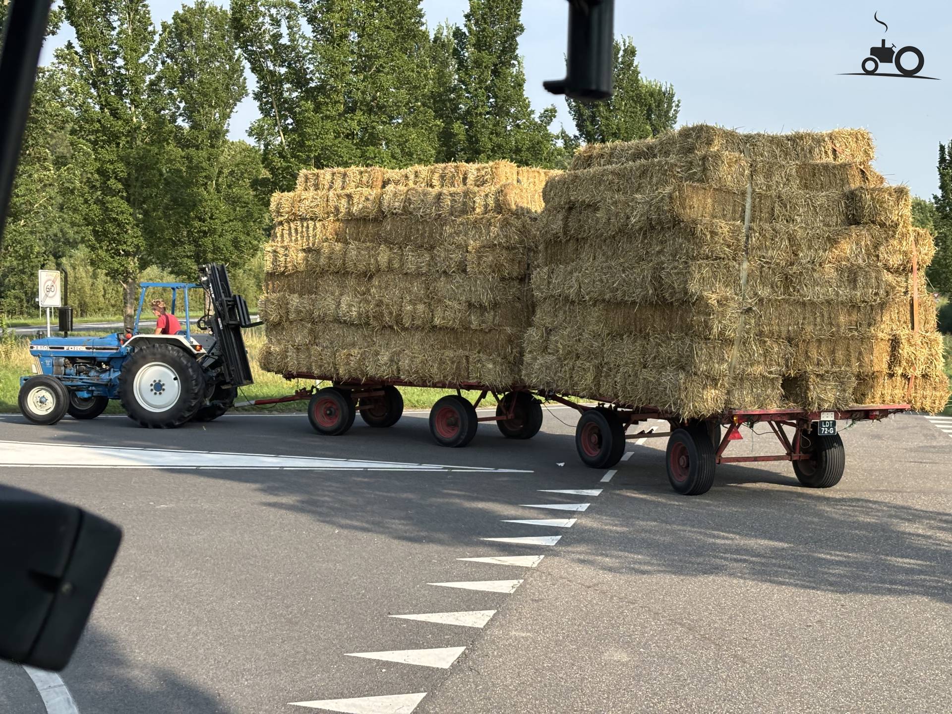 Ford 3910 met beladen Miedema wagens