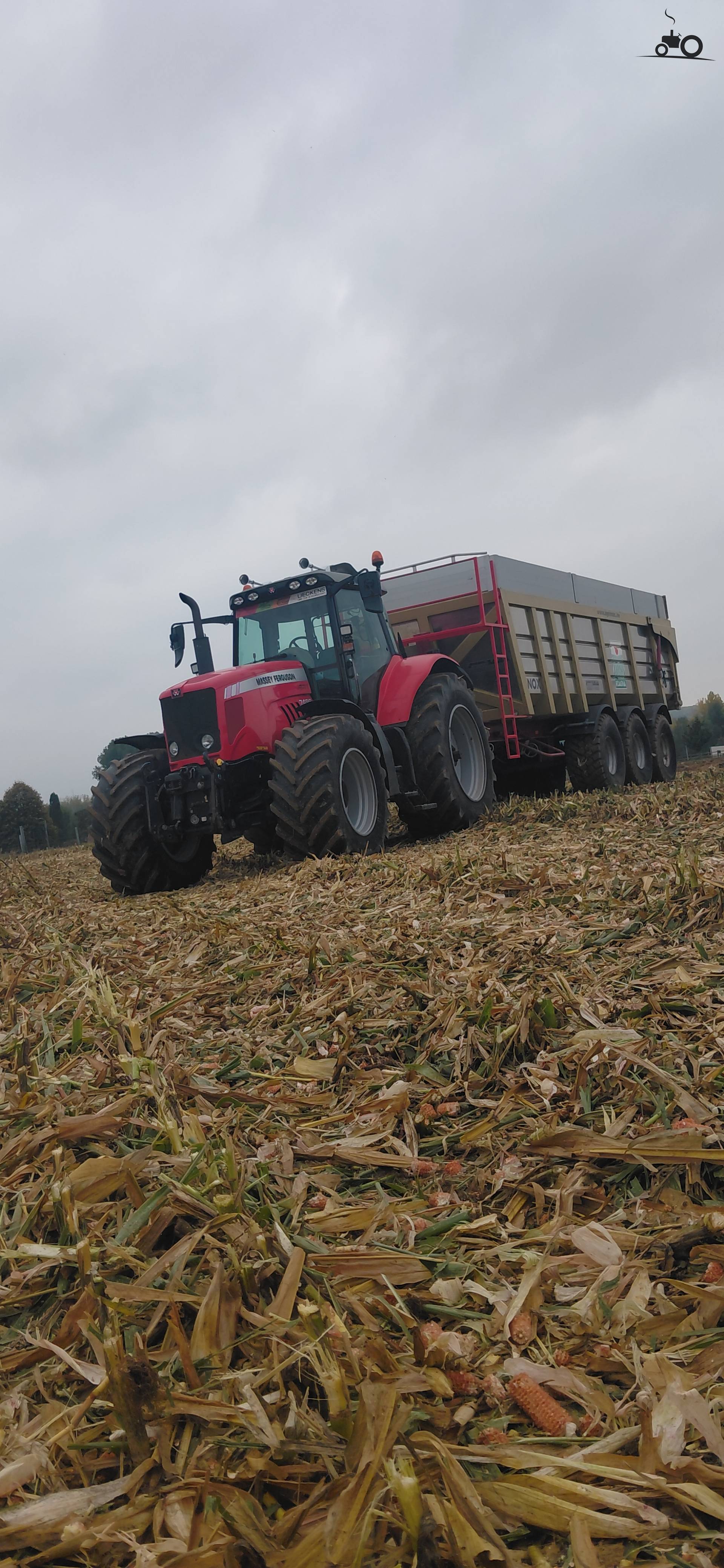 Massey Ferguson 7495 met Roagna 3 asser