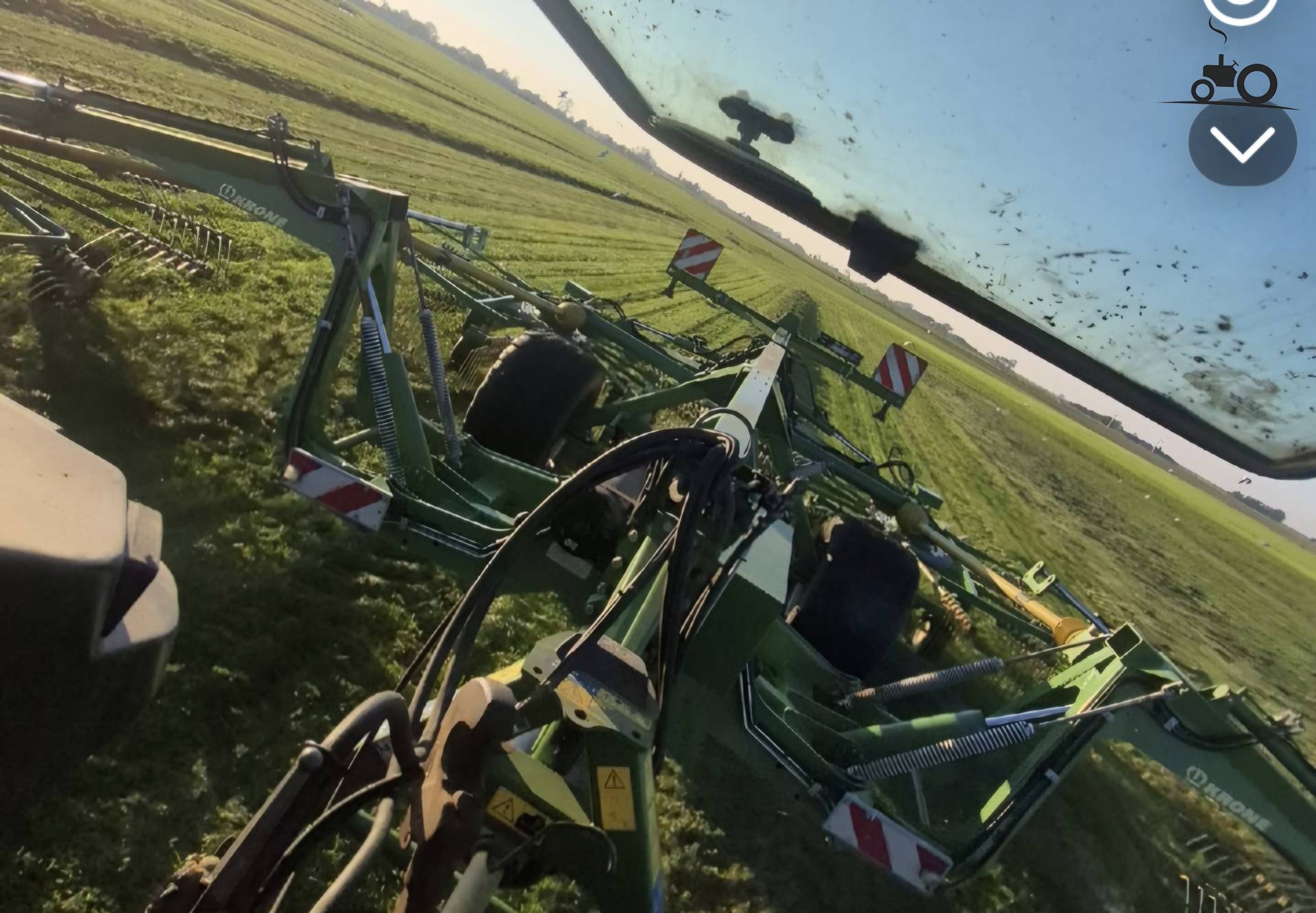Krone swadro 1400 tijdens het harken van de 6e snee