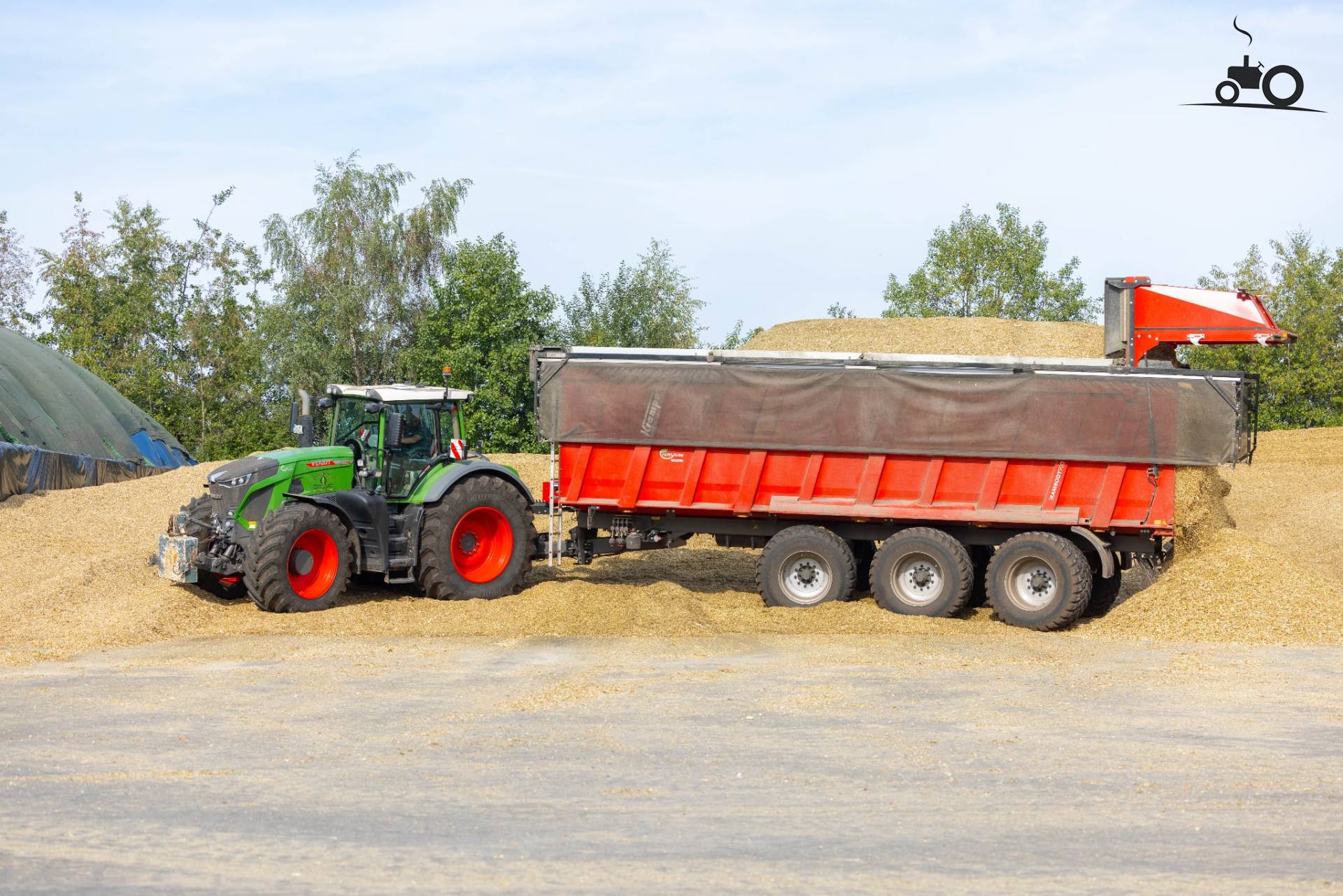 Fendt 942 Vario met Krampe Ram Body 900 bij lossen van vracht mais