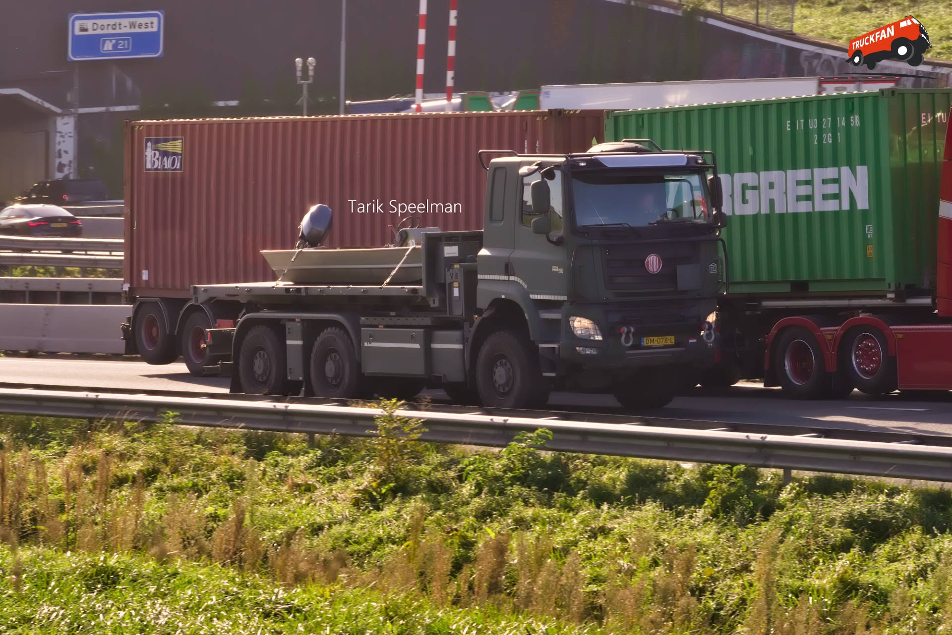 Tatra Phoenix voertuig met kenteken DM-078-L