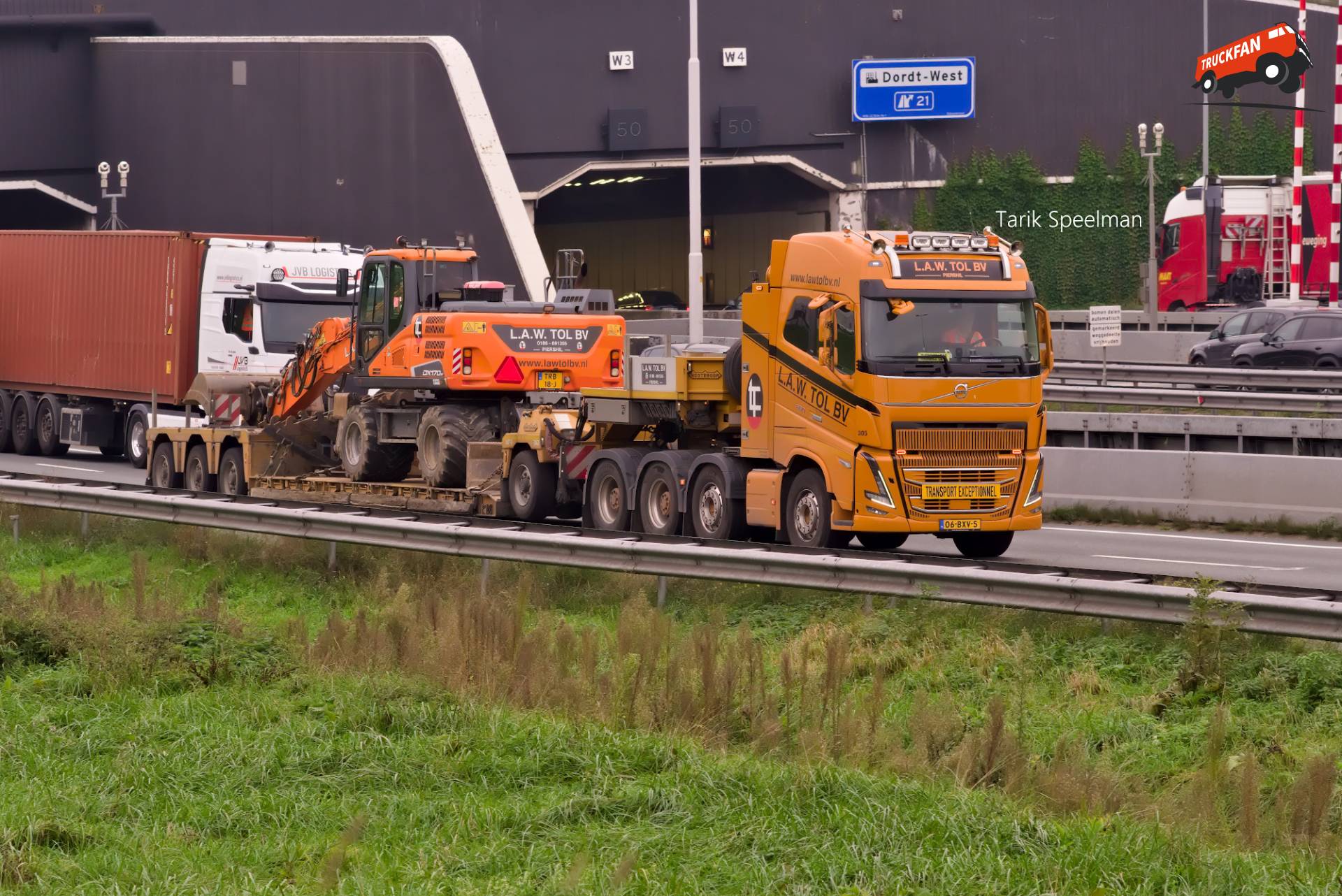 305, Volvo FH16 5th Gen vrachtwagen op A16