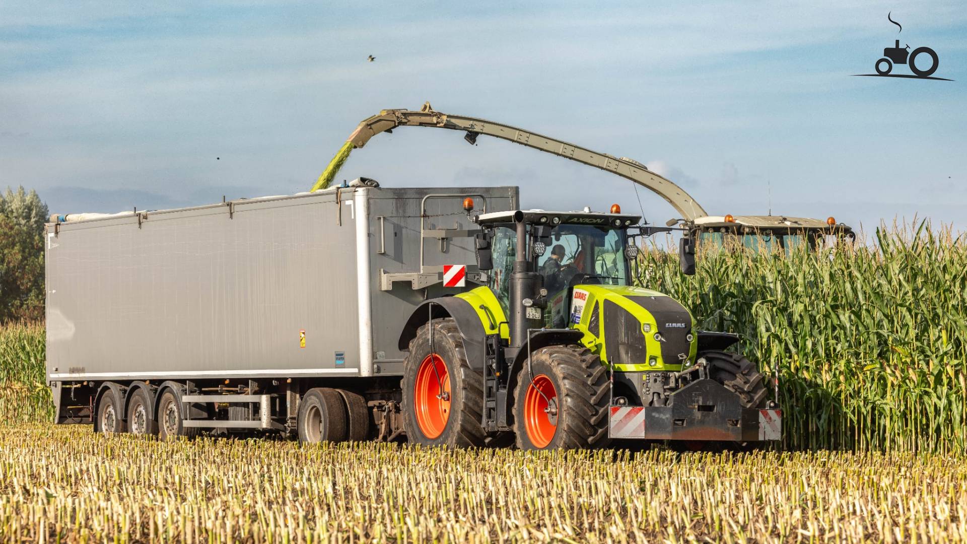 Claas Axion 960 met walking floor tijdens hakselen