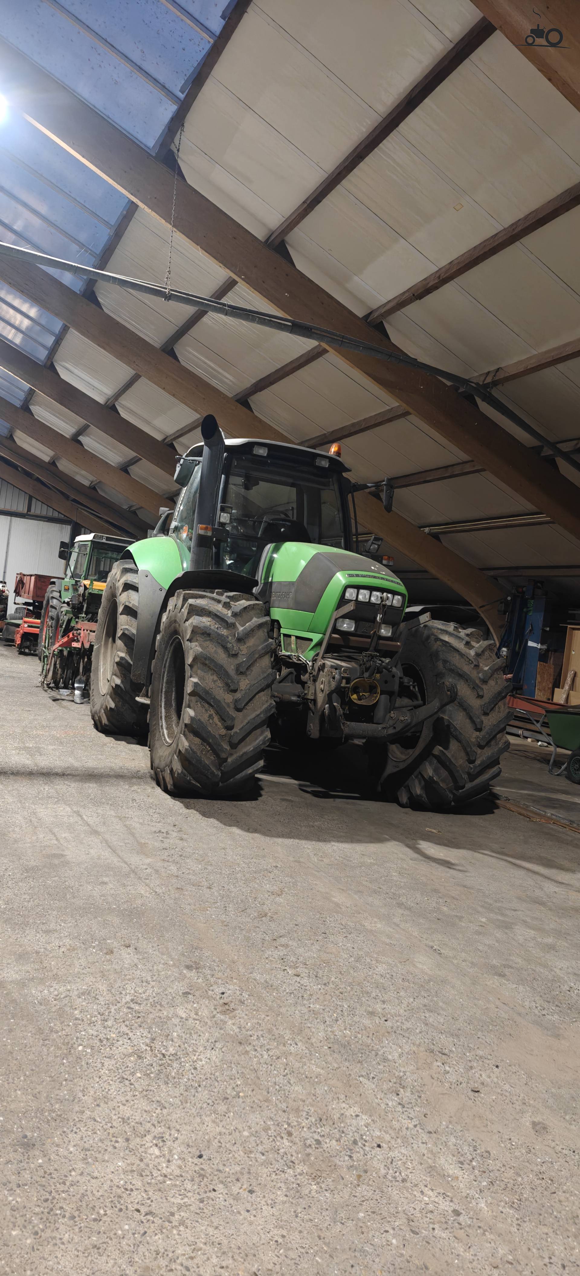 Wintertarwe op het veld met Deutz-Fahr Agrotron M 650