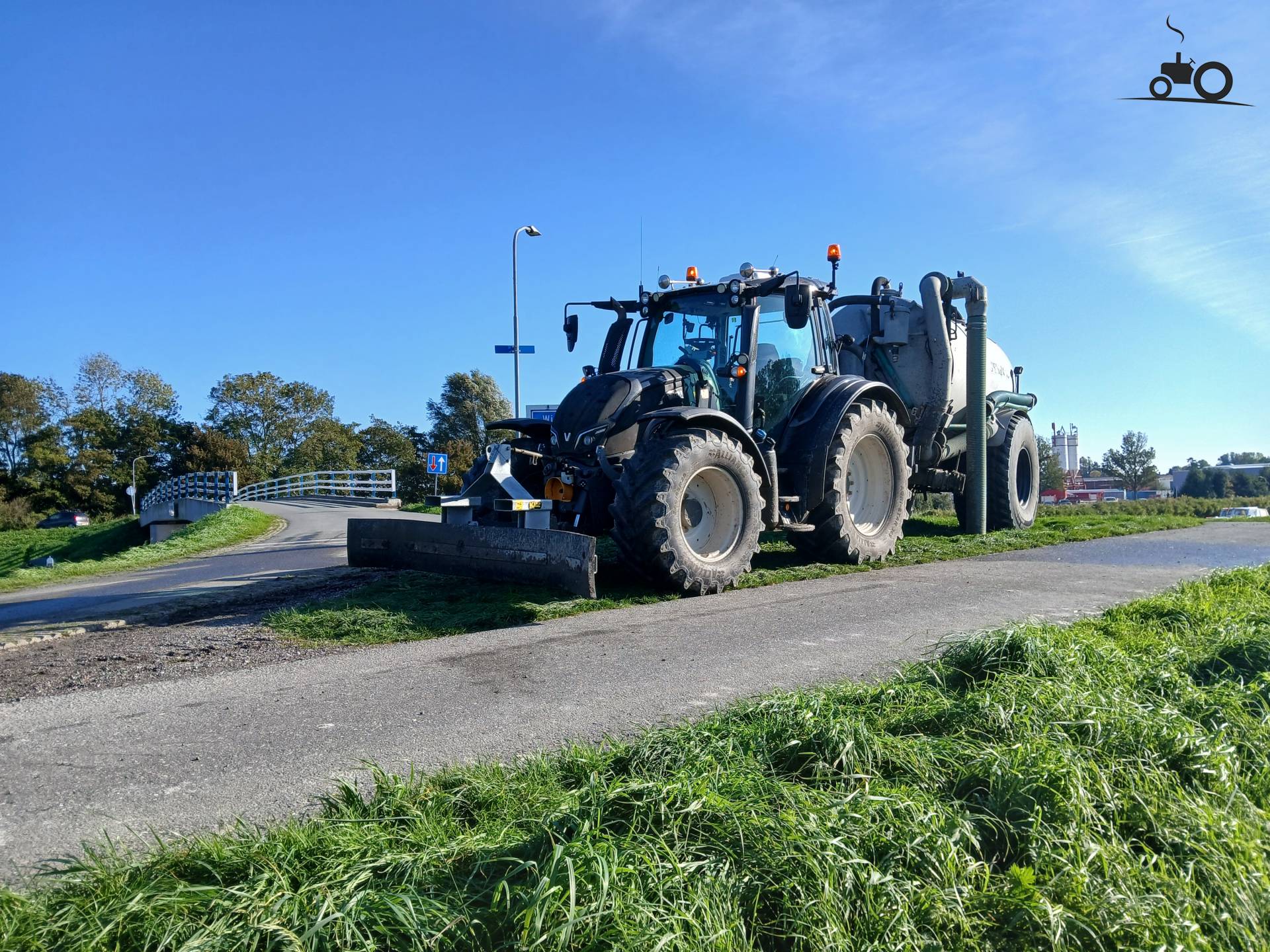 Valtra N174 with Cebeco tank and Kemp scraper