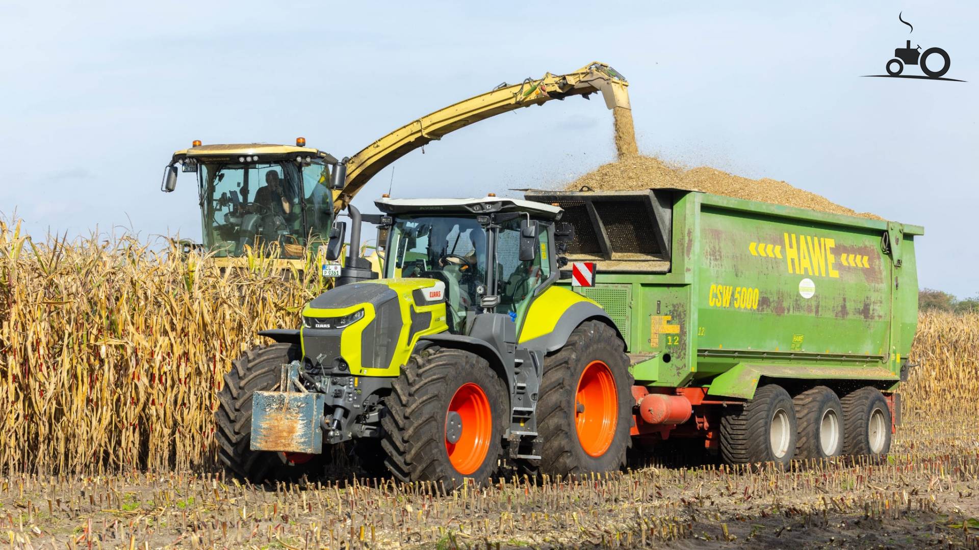 Claas Axion 9.360 tijdens mais oogst met Hawe afschuifwagen