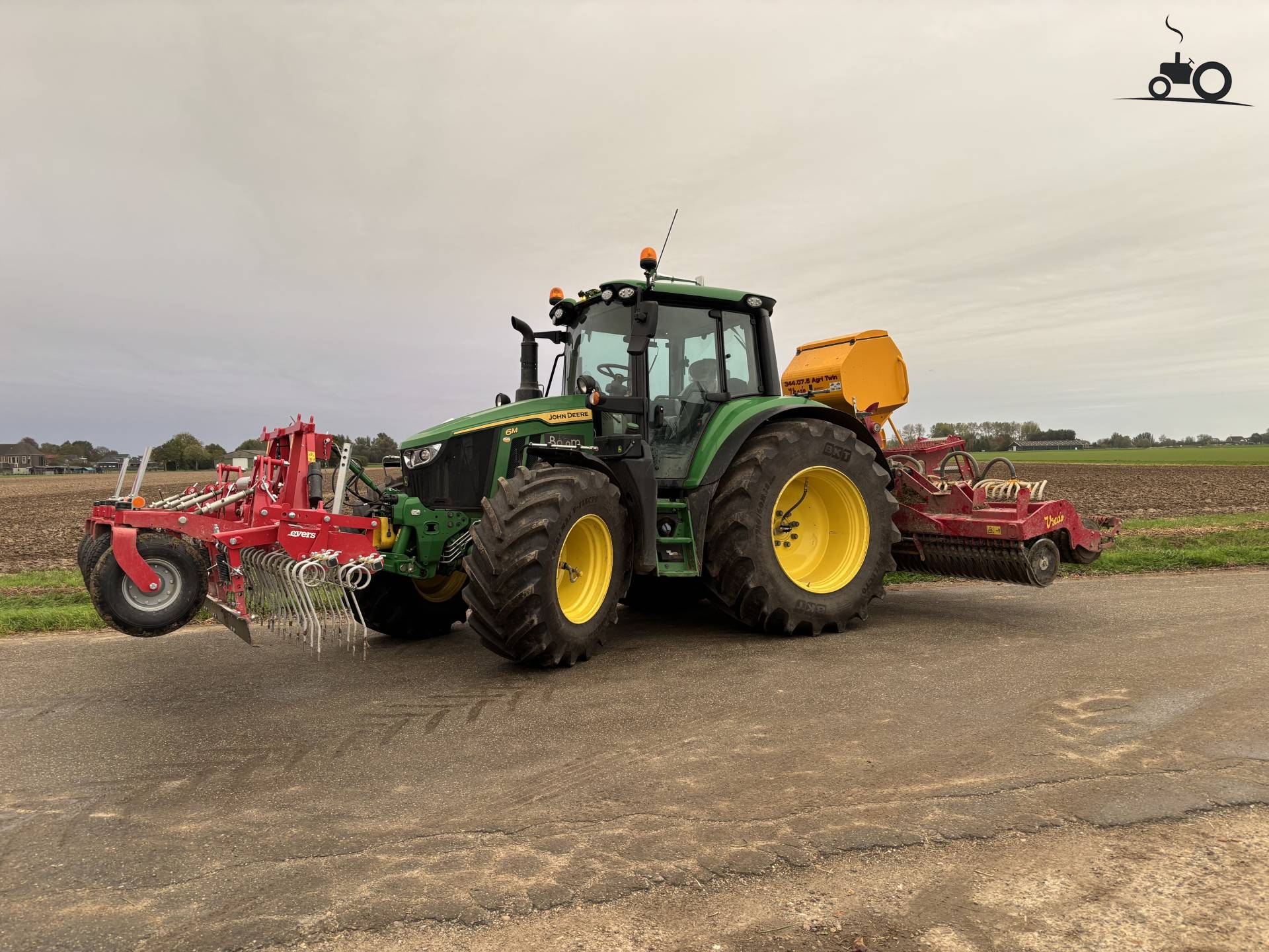 Kleine pony met John Deere 6M 125 tractor