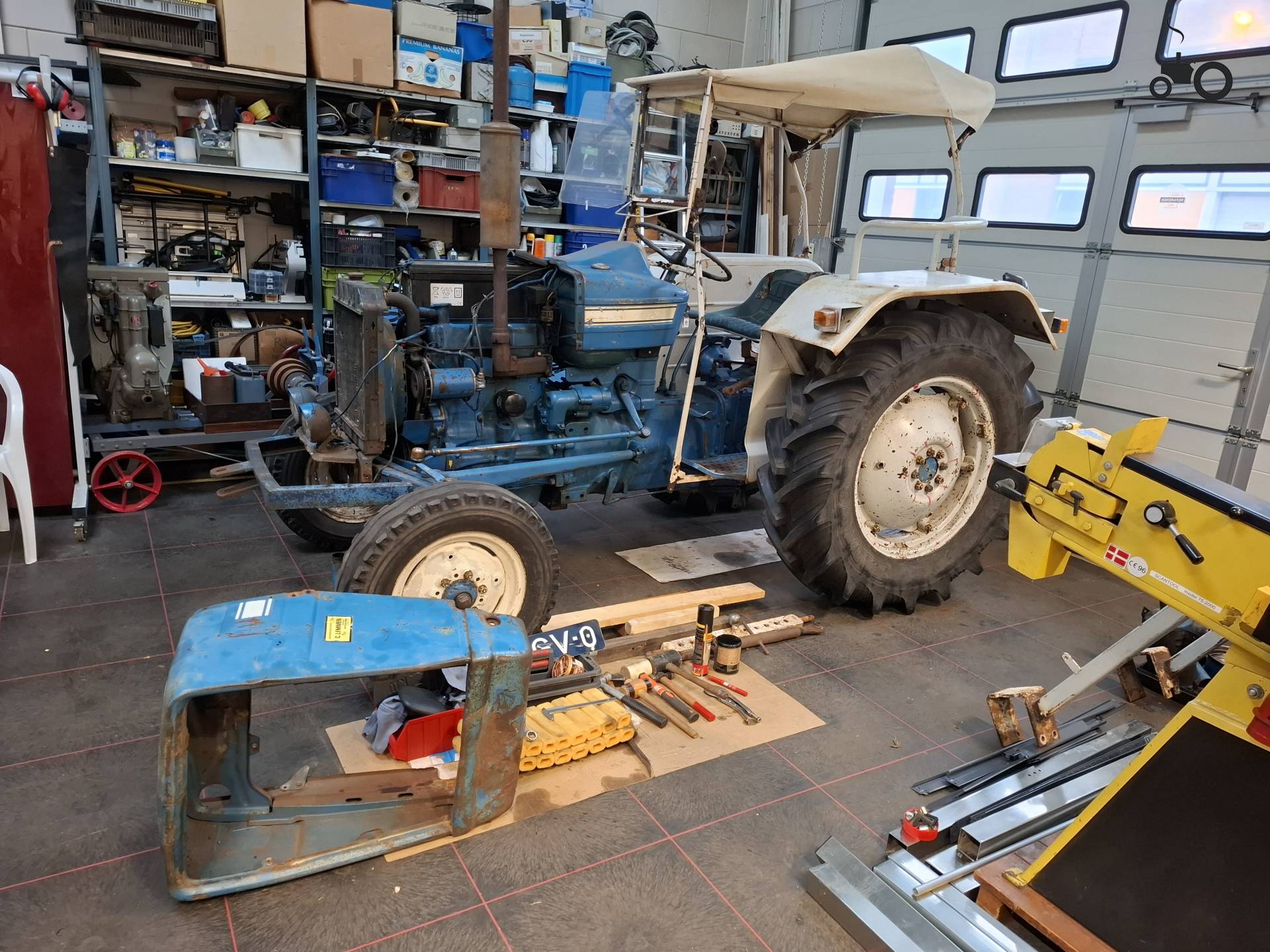 Ford 2000 motor reiniging en reparatie en schilderwerk v.h. plaatwerk