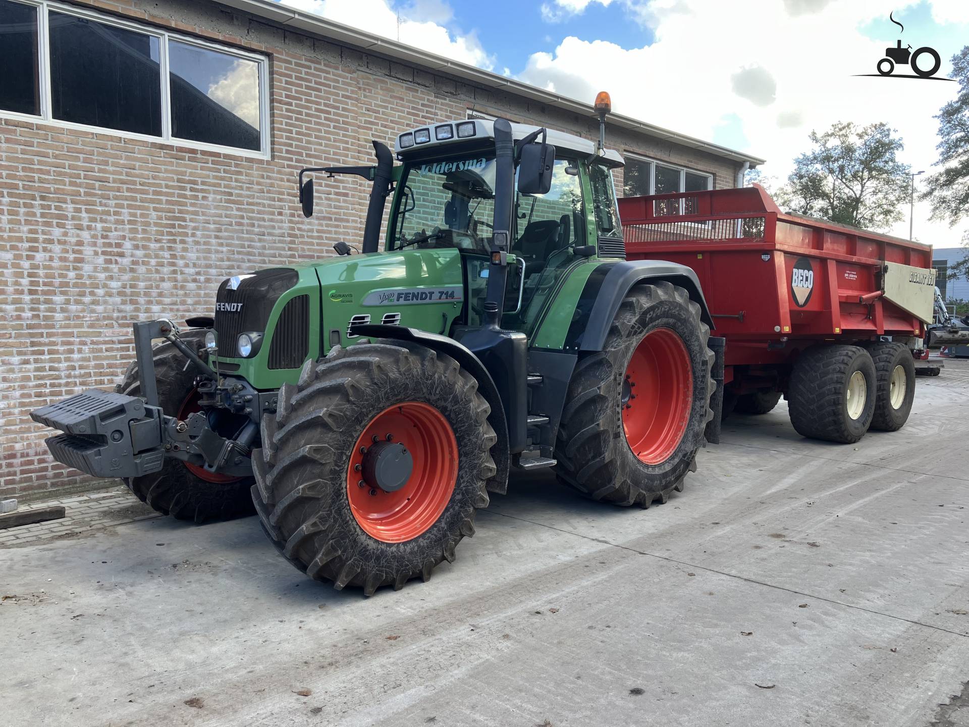 Fendt 714 Vario met Beco Gigant 160 dumper