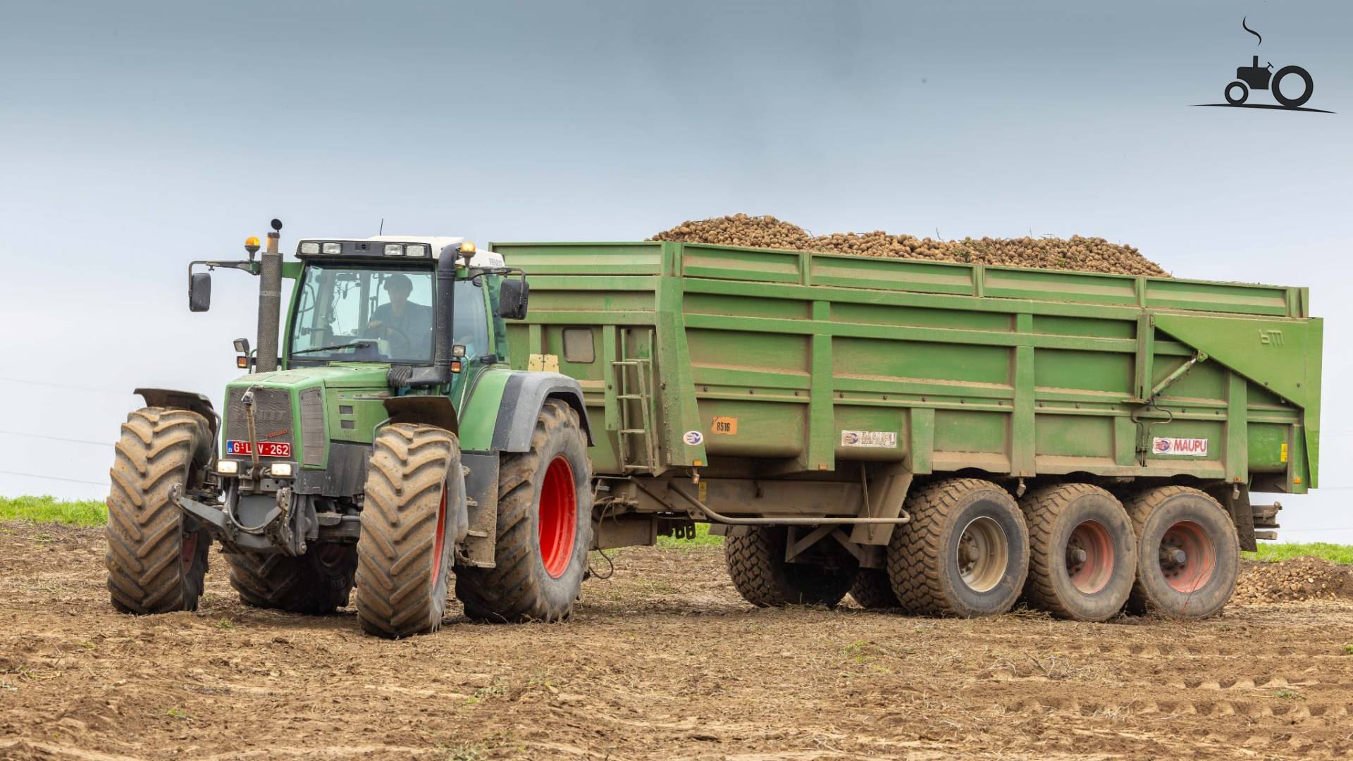 Fendt 800 Serie tractor bij aardappeloogst