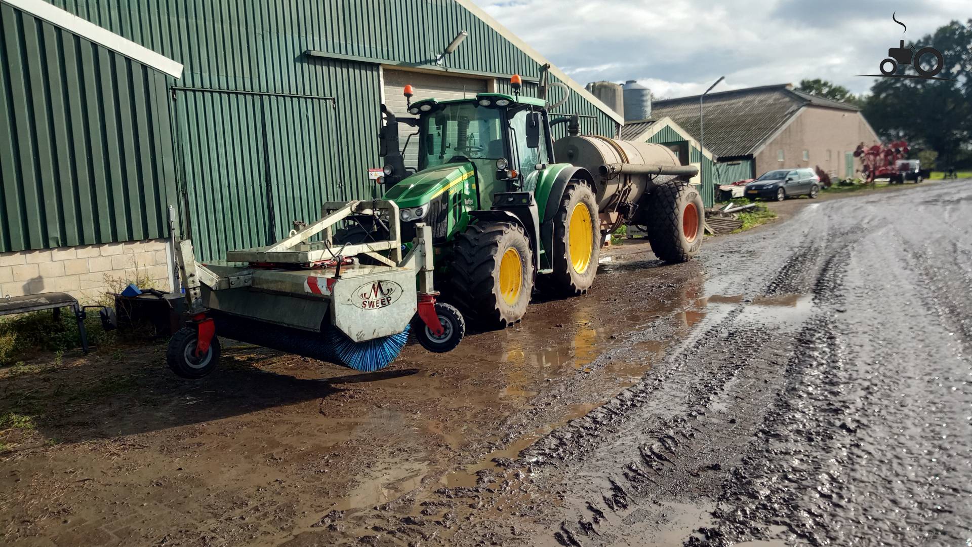 John Deere 6100M met veegmachine