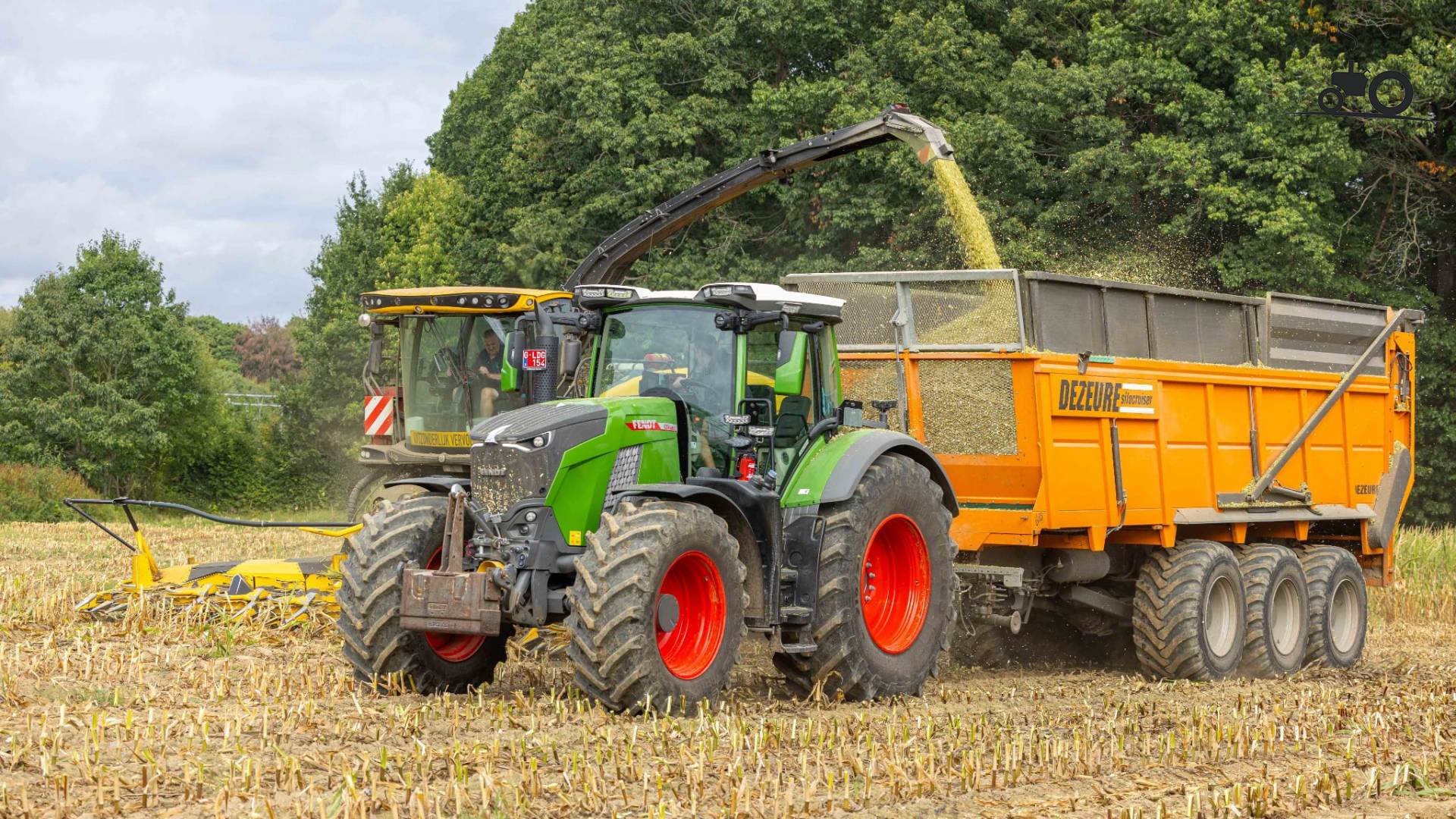 Fendt 829 Vario met Dezeure Silocruiser 3-asser