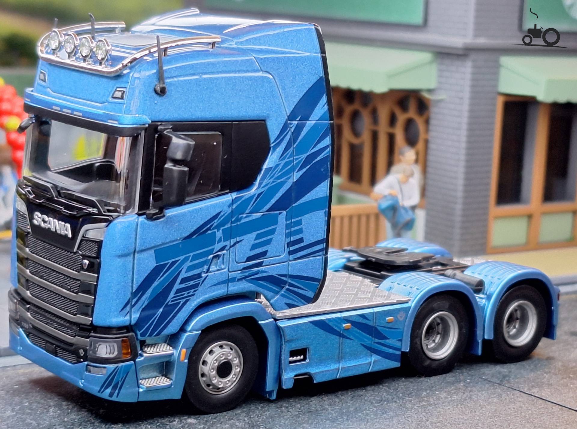 Moderne Scania S730 V8 modelvrachtwagen in scène