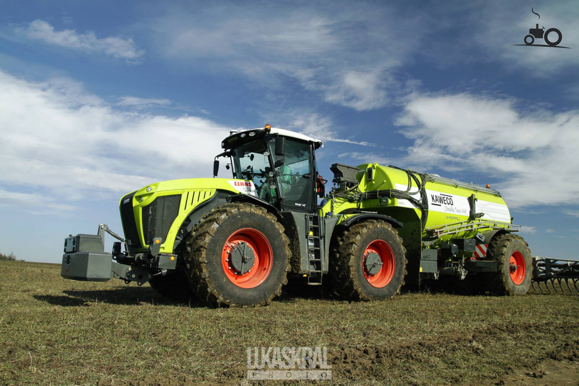 Claas Xerion 5000 United Kingdom Tractor Picture 1147651