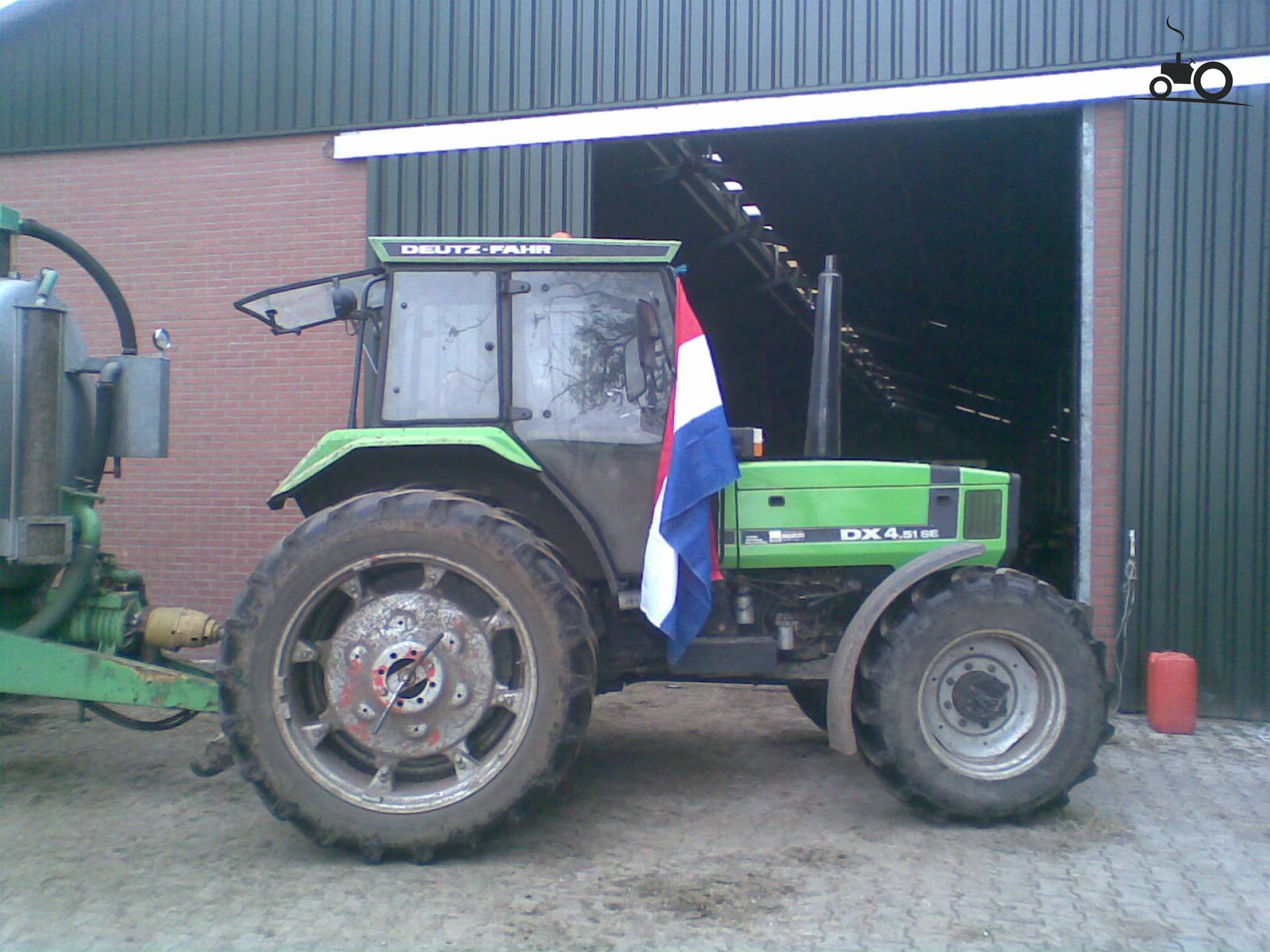 Miniature Universal Hobbies Deutz-Fahr DX 4.51 - Échelle 1/32 - UH4905