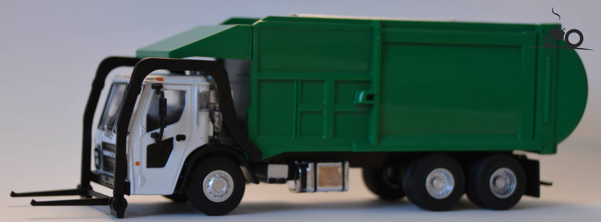Gedetailleerde Greenlight Mack LR vuilniswagen in miniatuur