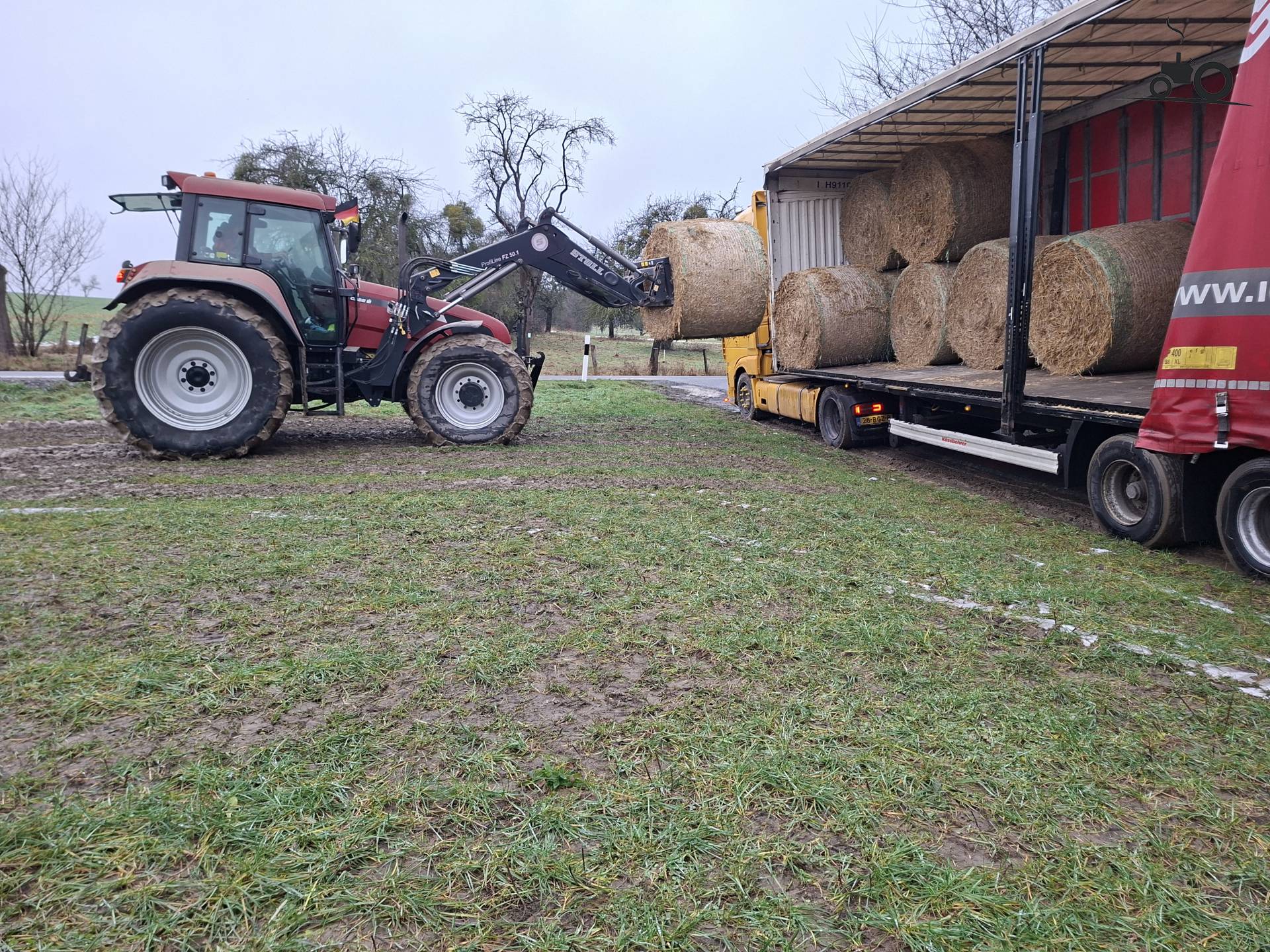 Case CS130 laadt 34 balen stro efficiënt in Duitsland