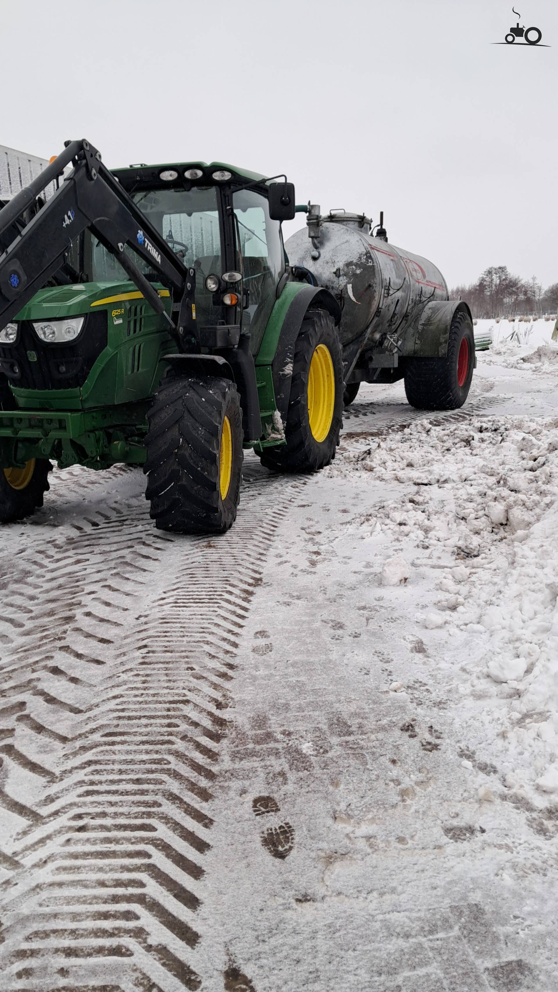 John Deere 6125R avec une cuve Jako de 8 mètres cubes – pourrait être à ...
