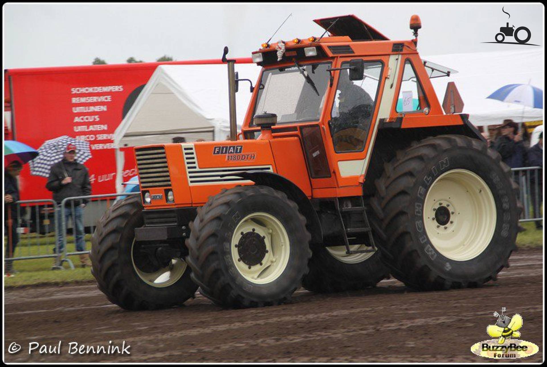 Tracteur vert vintage main image 1