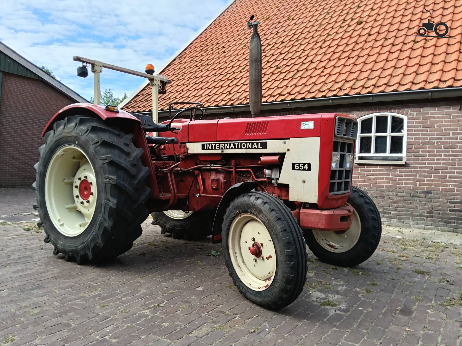 International 654