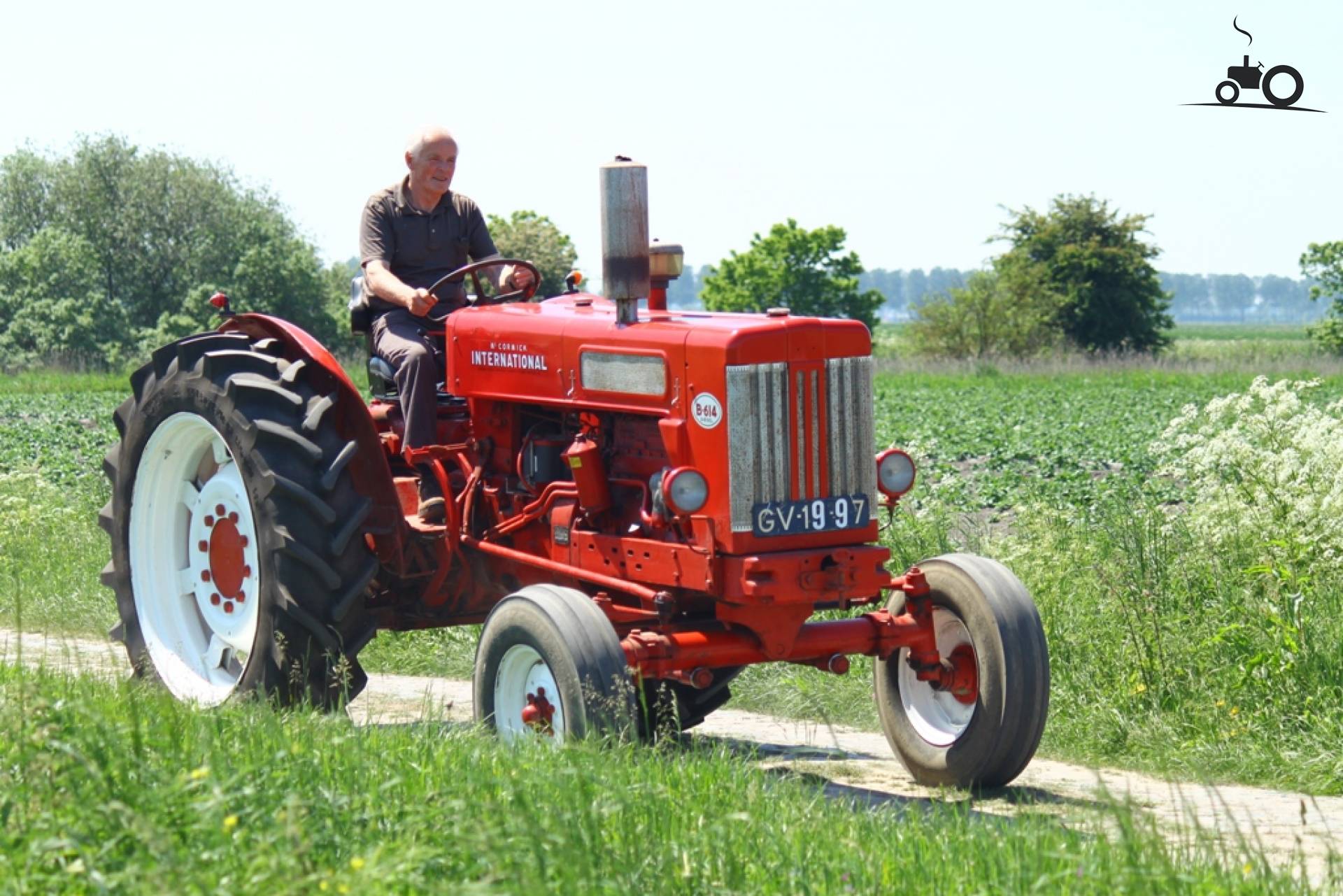 International B 614 - United Kingdom - Tractor Picture #644477