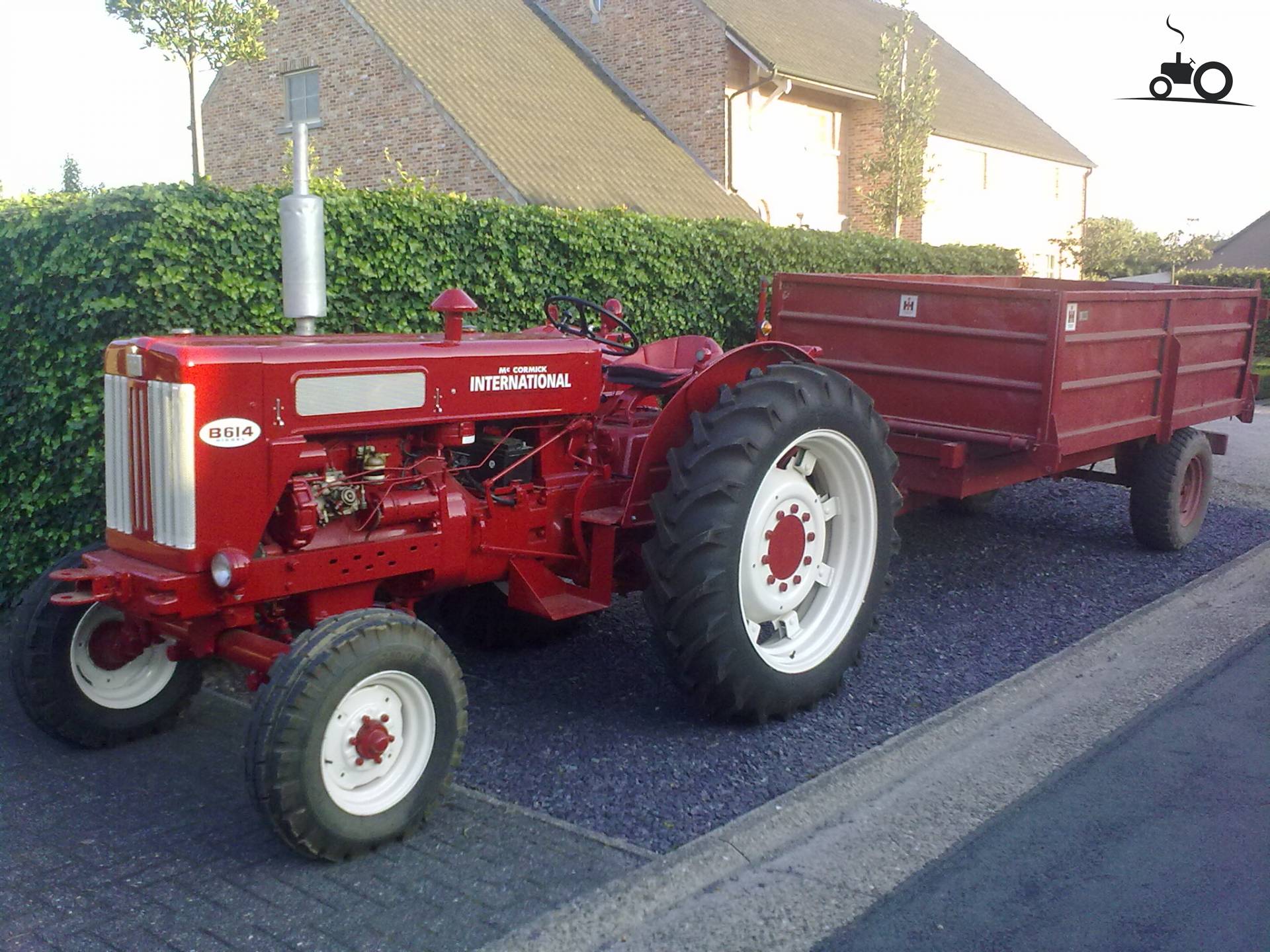 International B 614 - United Kingdom - Tractor Picture #687981